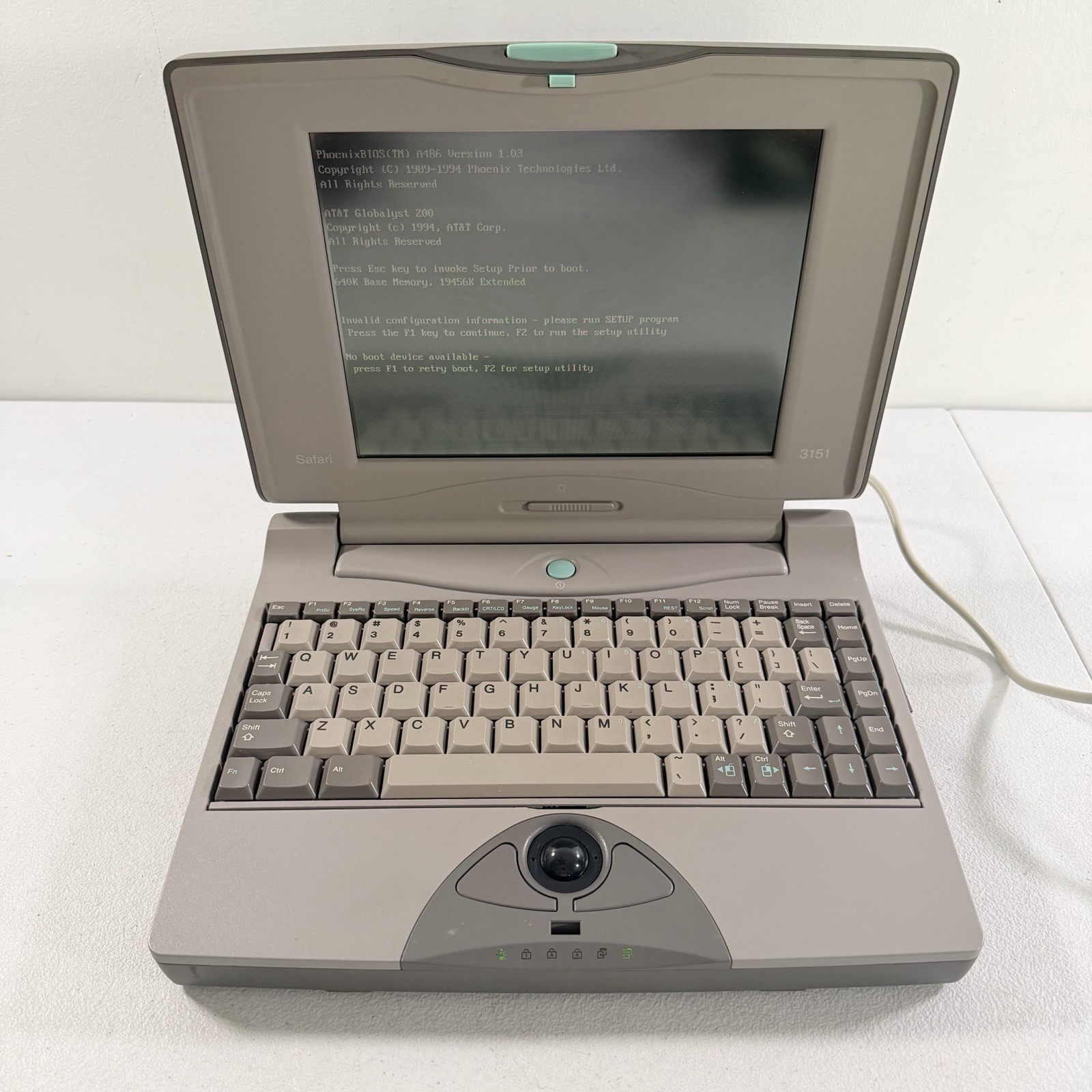 Vintage Retro AT&T Safari 3151 Laptop Computer POWERS ON NO BOOT DEVICE READ