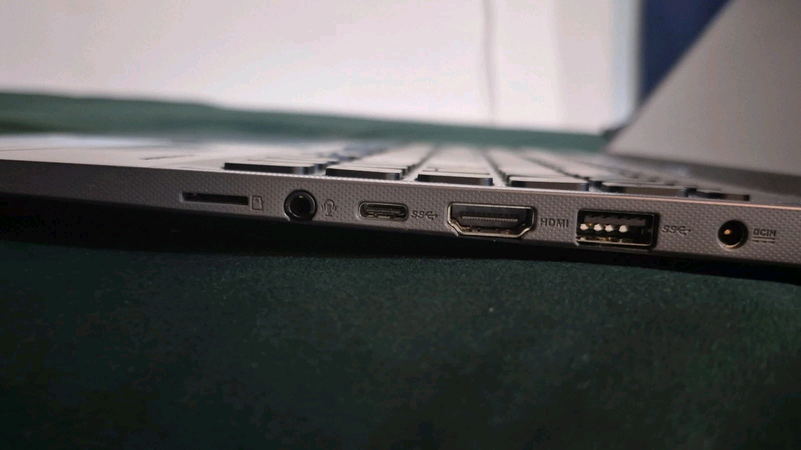 ASUS VivoBook 15 Slim Laptop Model: F512DA