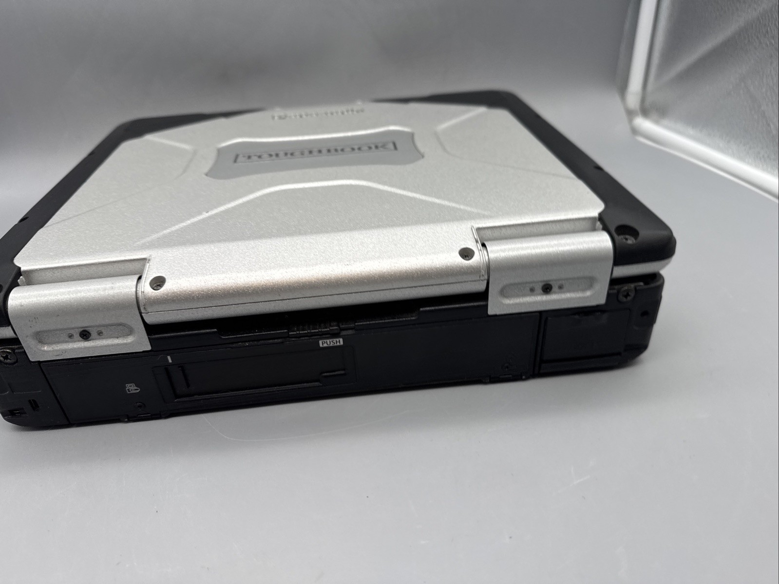 Panasonic Toughbook CF-31 Touchscreen i5-7300U 16GB DDR4 DVDRW No HD/OS/AC