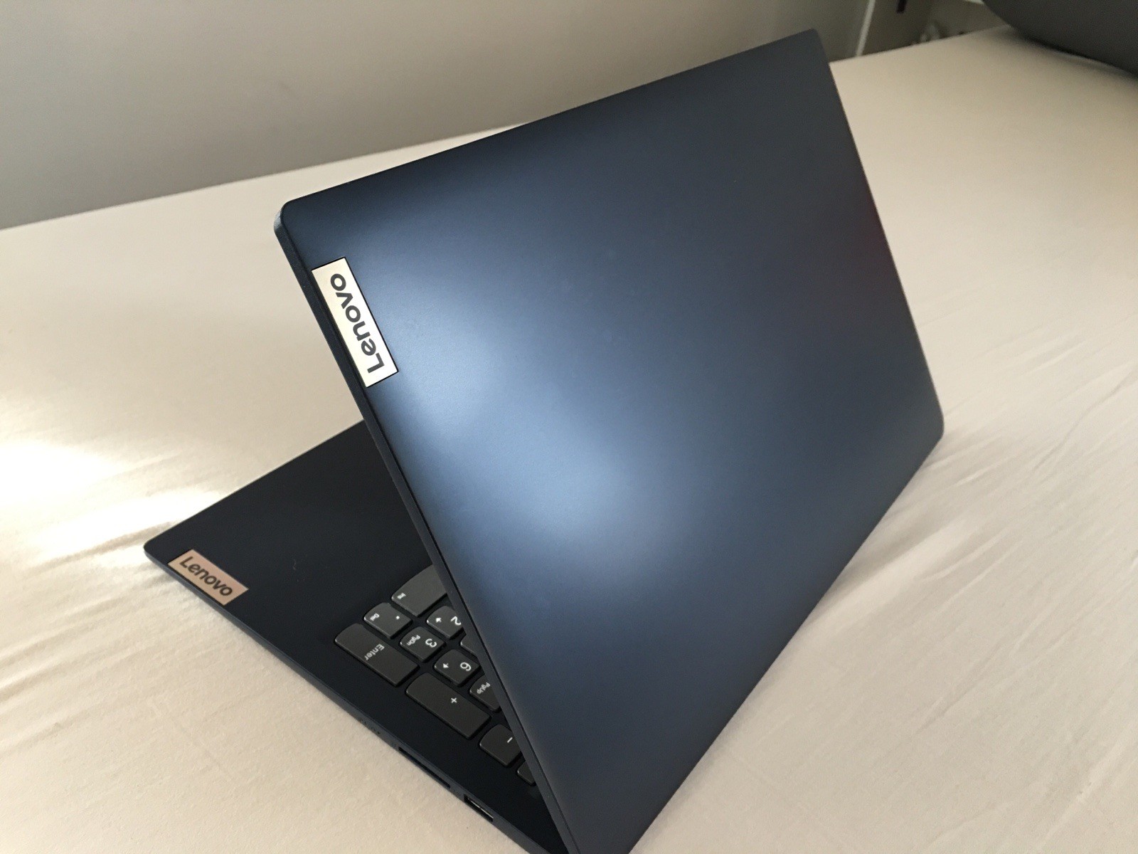 Lenovo IdeaPad 1 15.6” Full HD Touchscreen Laptop 82VG00TYUS Abyss Blue 8Gb 256