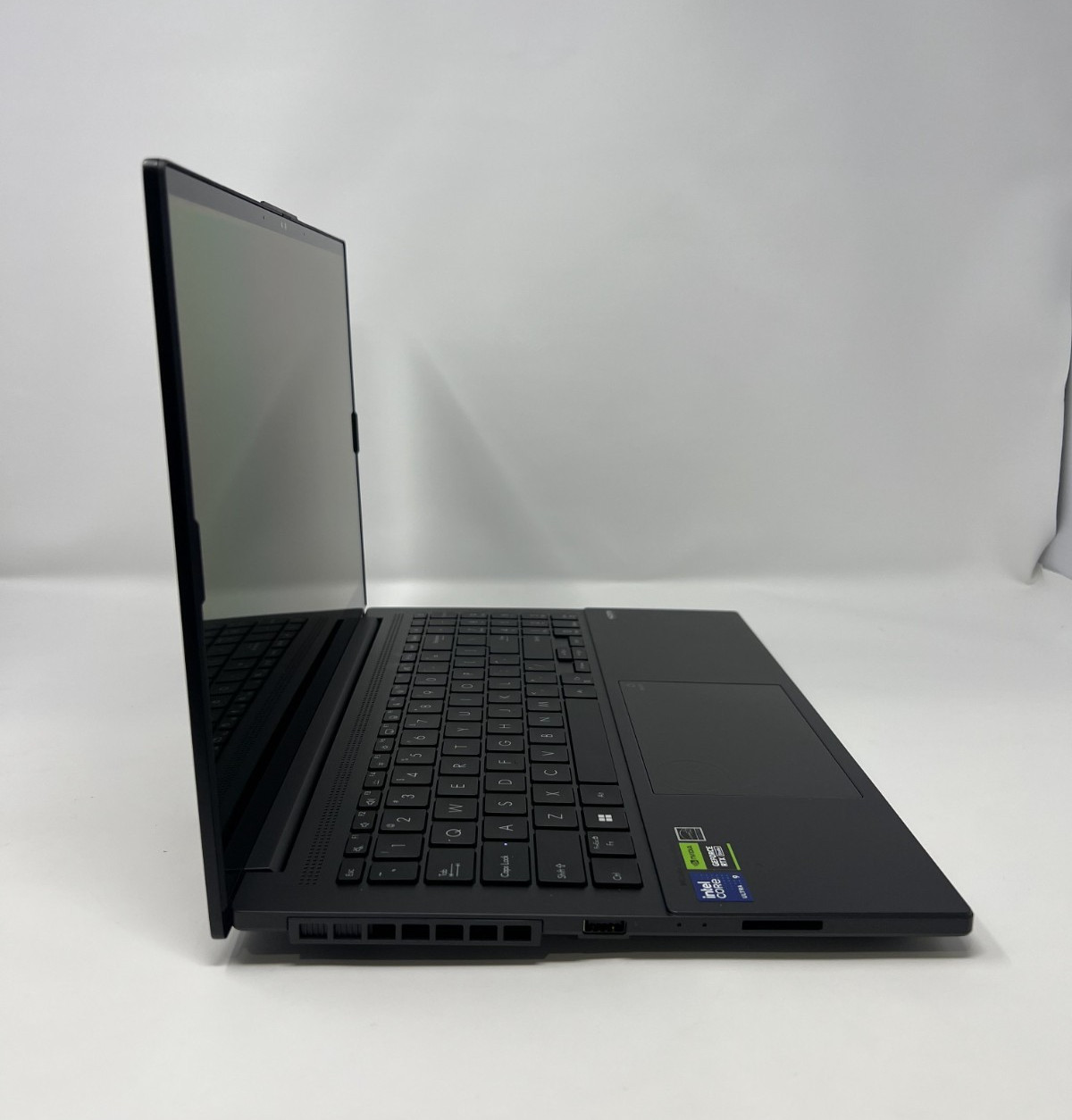 ASUS Vivobook Pro 15 Q543M Ultra 9 185H 24GB 2TB RTX 3050 OLED Dents