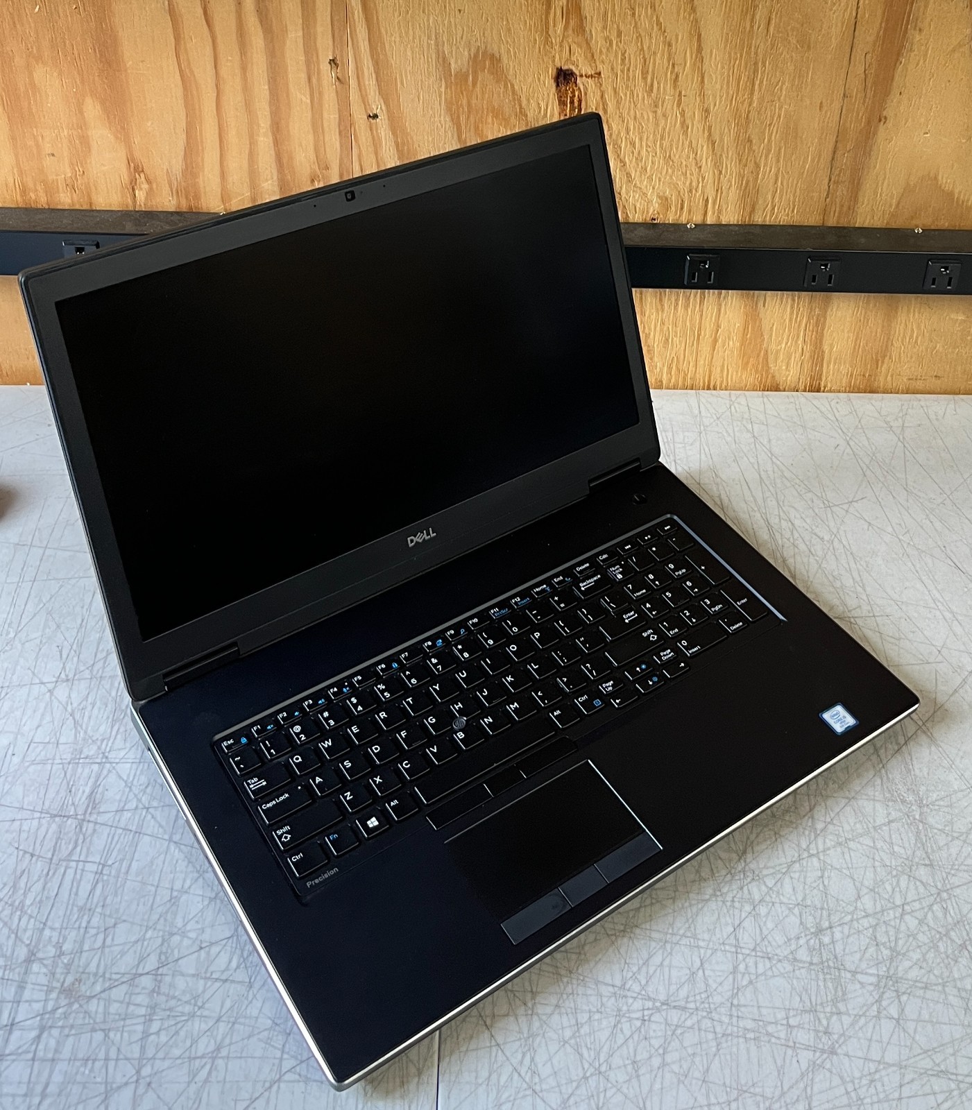 DELL PRECISION 7730 17.3″ i5-8400H 1TB/32GB RAM 16GB video WIN 11