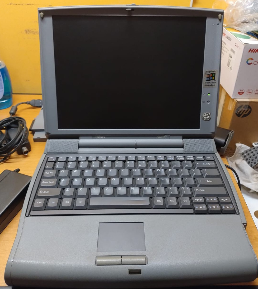 VINTAGE NOTEBOOK LAPTOP WINDOWS 95 UNISYS 32MB RAM FLOPPY CD MODEM FAX CARD PC
