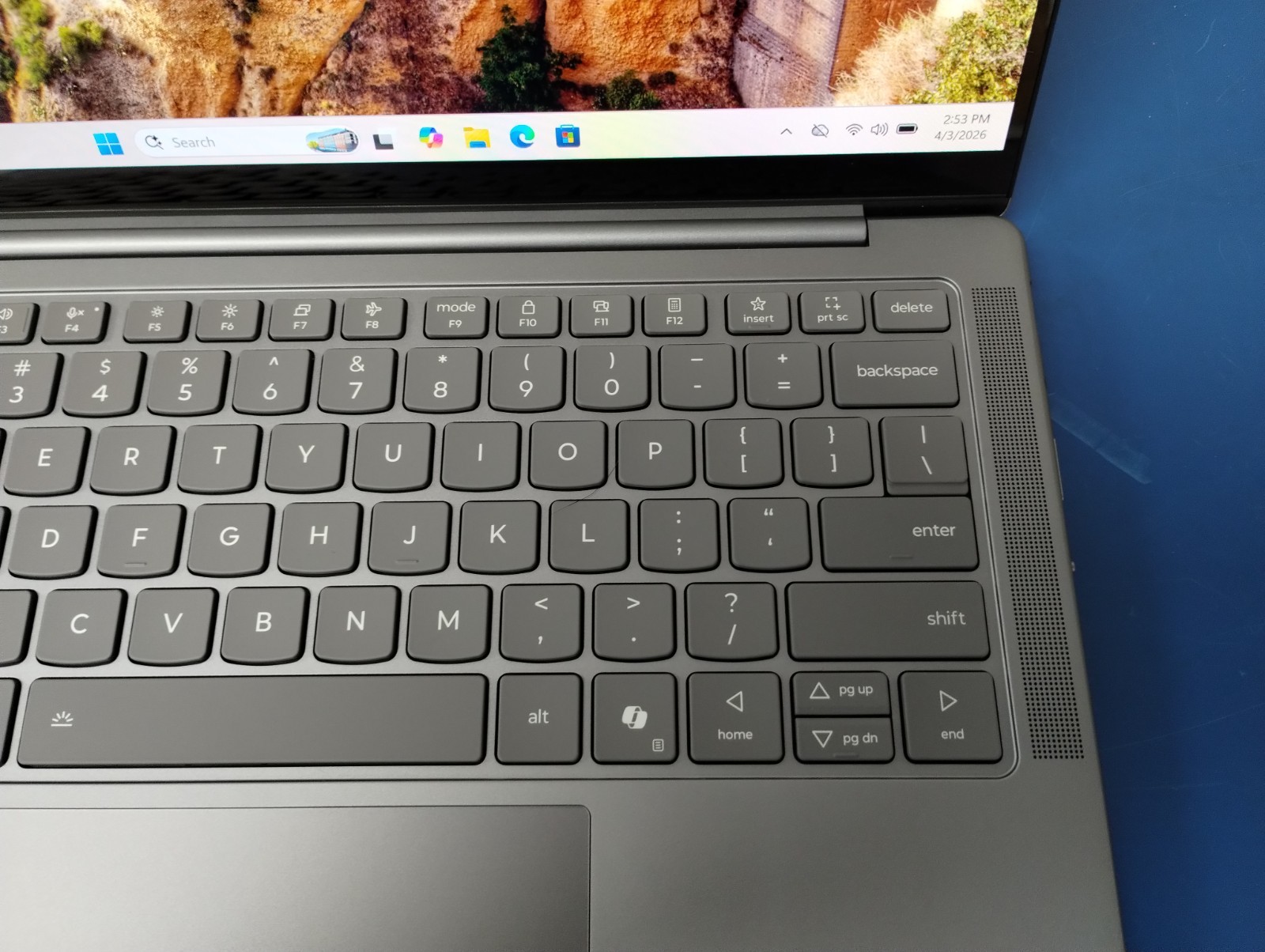 Lenovo Slim 7 14ILL10, Intel Core Ultra 7 258V, 2.20 GHz, 32 GB RAM, 1 TB NVMe