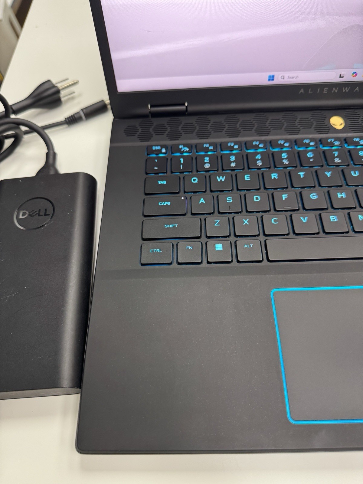 Dell Alienware M16 R2 QHD+ 240Hz 3.8 GHz Ultra 7 155H 16GB 1TB SSD RTX 4070 Good