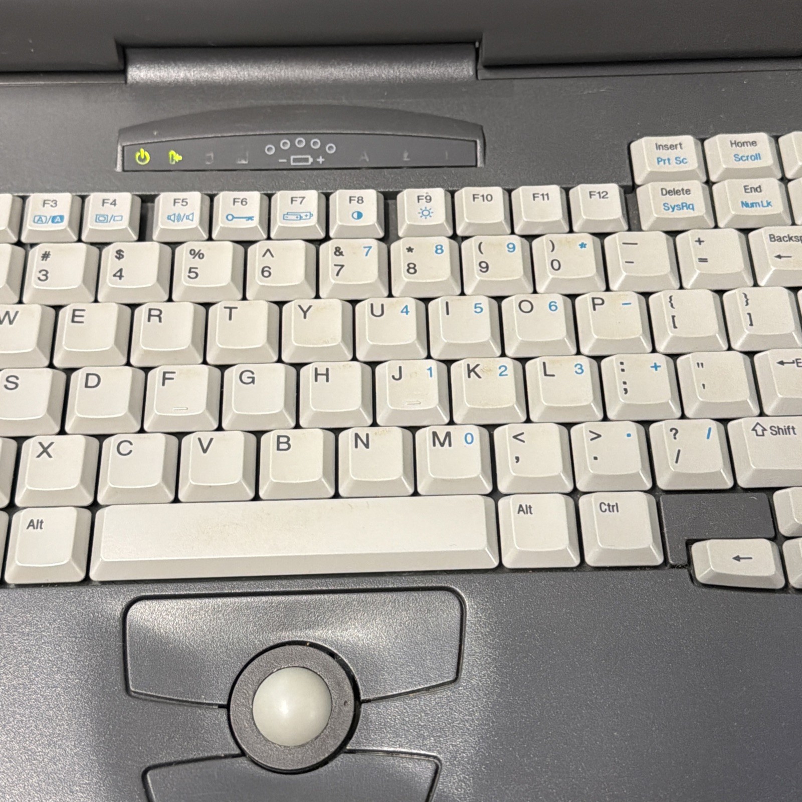 COMPAQ CONTURA 400CX 8.5″ VINTAGE PC LAPTOP SOLD AS-IS (POWERS ON)