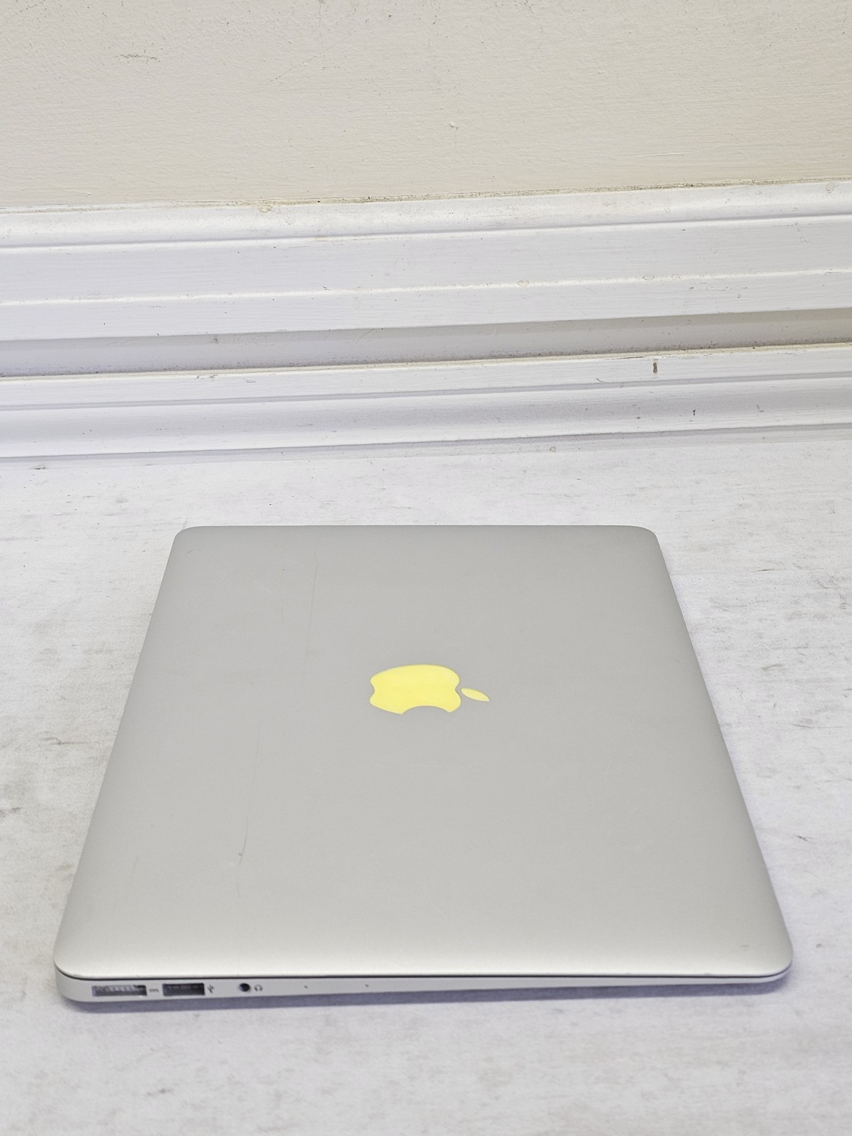 Apple MacBook Air A1466 Laptop – i5-4250u – 4GB RAM – 128GB SSD – NO OS – READ