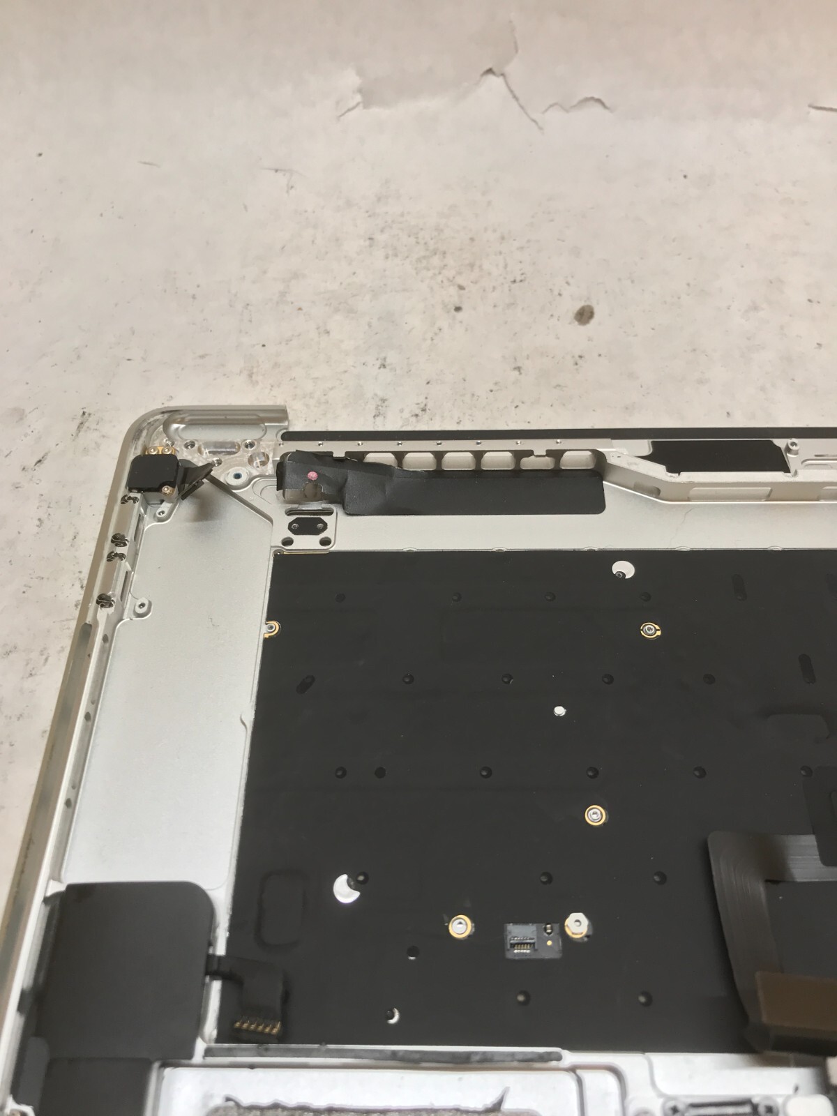 Apple MacBook Pro Touch/2018 A1990 Palmrest NO MOTHERBOARD For Parts/Repair – DW