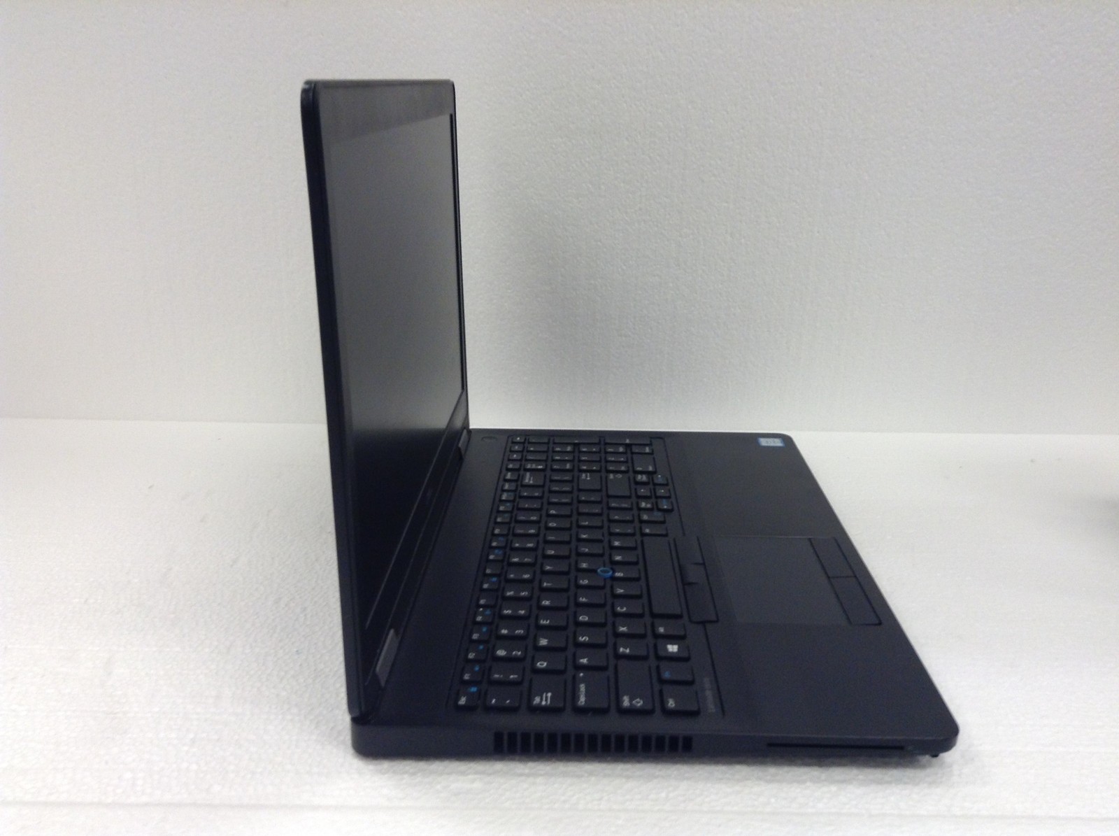 Dell Latitude E5570 Laptop i5-6300U 2.40Ghz 15.6″ No RAM/HDD NO POWER AS-IS