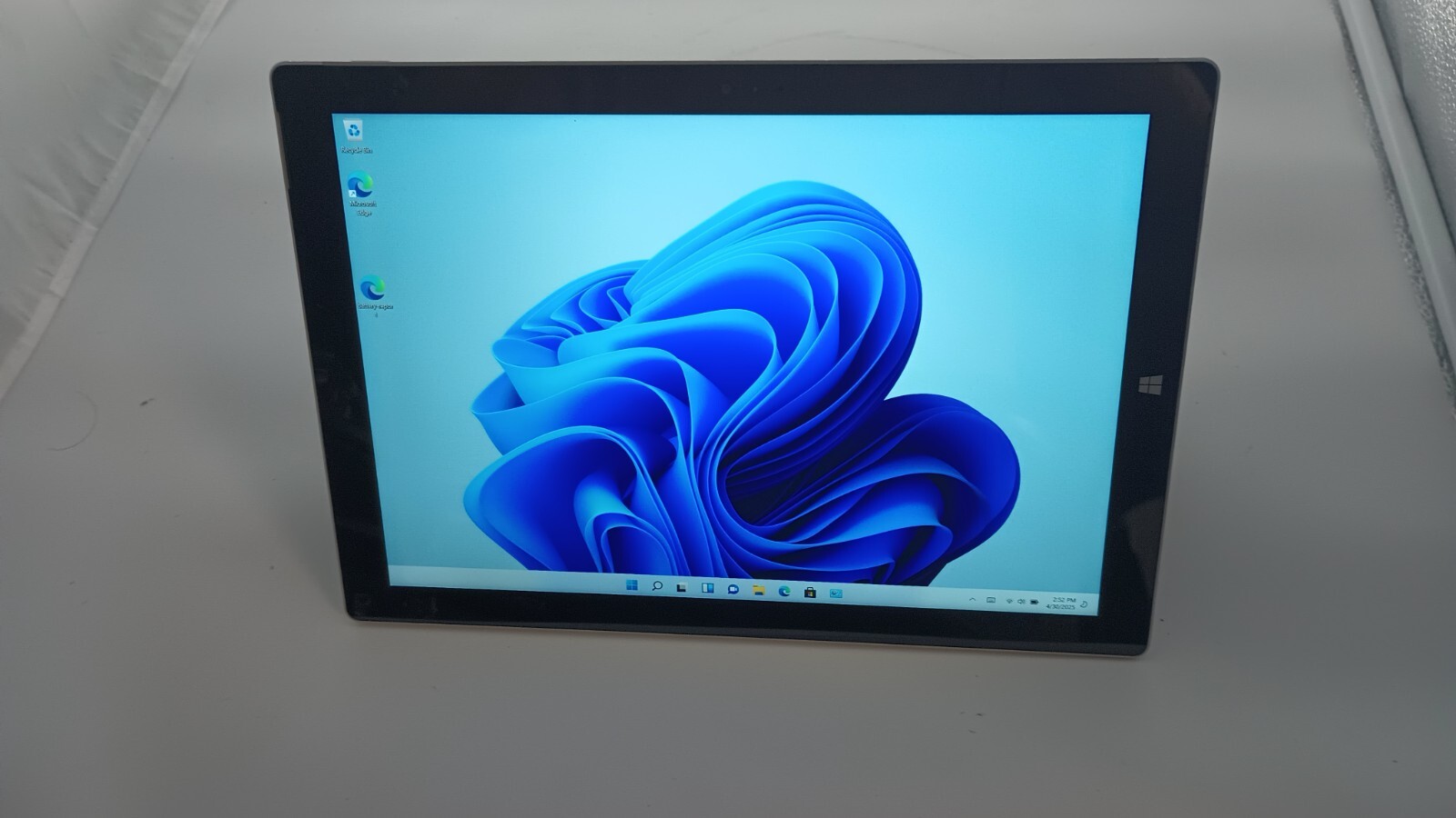 Surface Pro 3 (4301) w/charger.i5-4300U.4GB.128GB SSD.12″2K Touch.W11 Pro.Nice