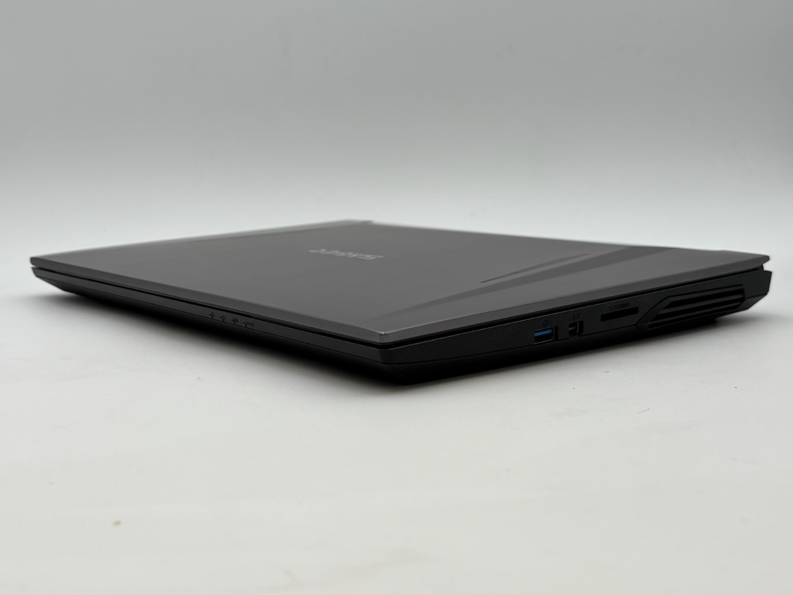 Sager Gaming Laptop NH58DD 15.6″ 512 GB SSD 48 GB RAM i7-10875H RTX 2060