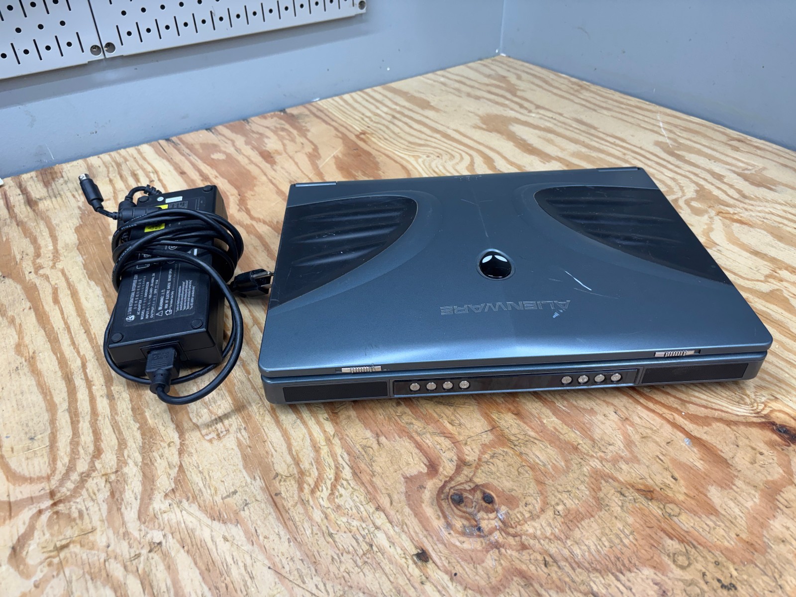 Alienware Area-51 m7700 Clevo D900T 17″ P4 3.4GHz Powers On No Display AS-IS