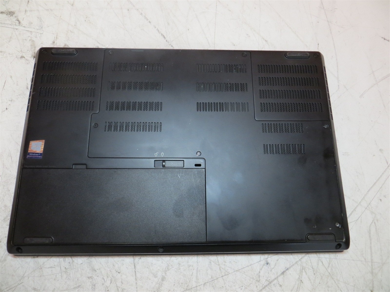 Scratched LCD Lenovo ThinkPad P52 Laptop Intel i7-8850H 2.6GHz 16GB 512GB No PSU