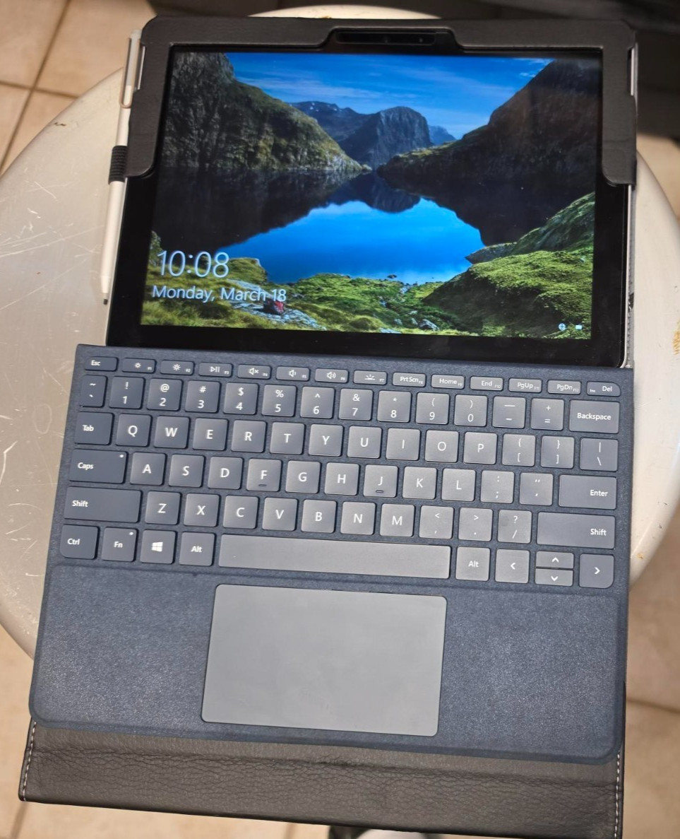 Microsoft Surface Go Tablet w Keyboard