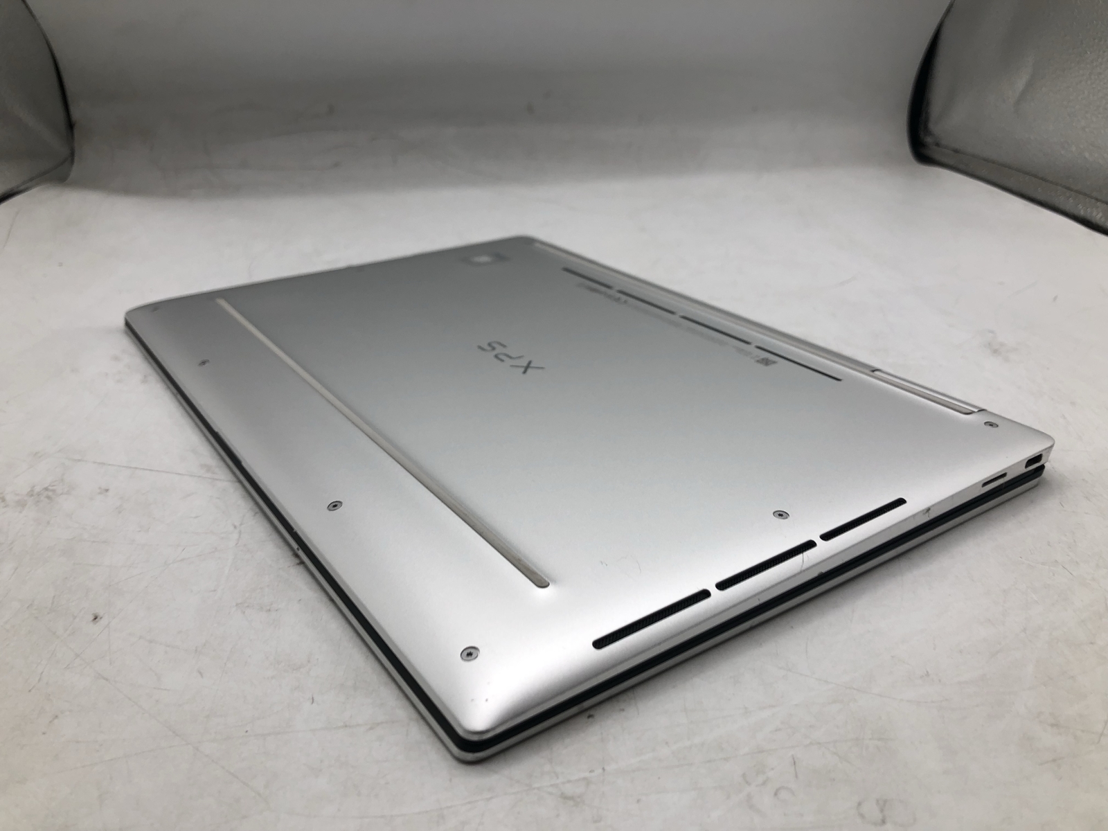 DELL XPS 13 9310 2-In-1 13.4″ i5 2.4GHz 8GB 256GB Low Battery Health GRADE C