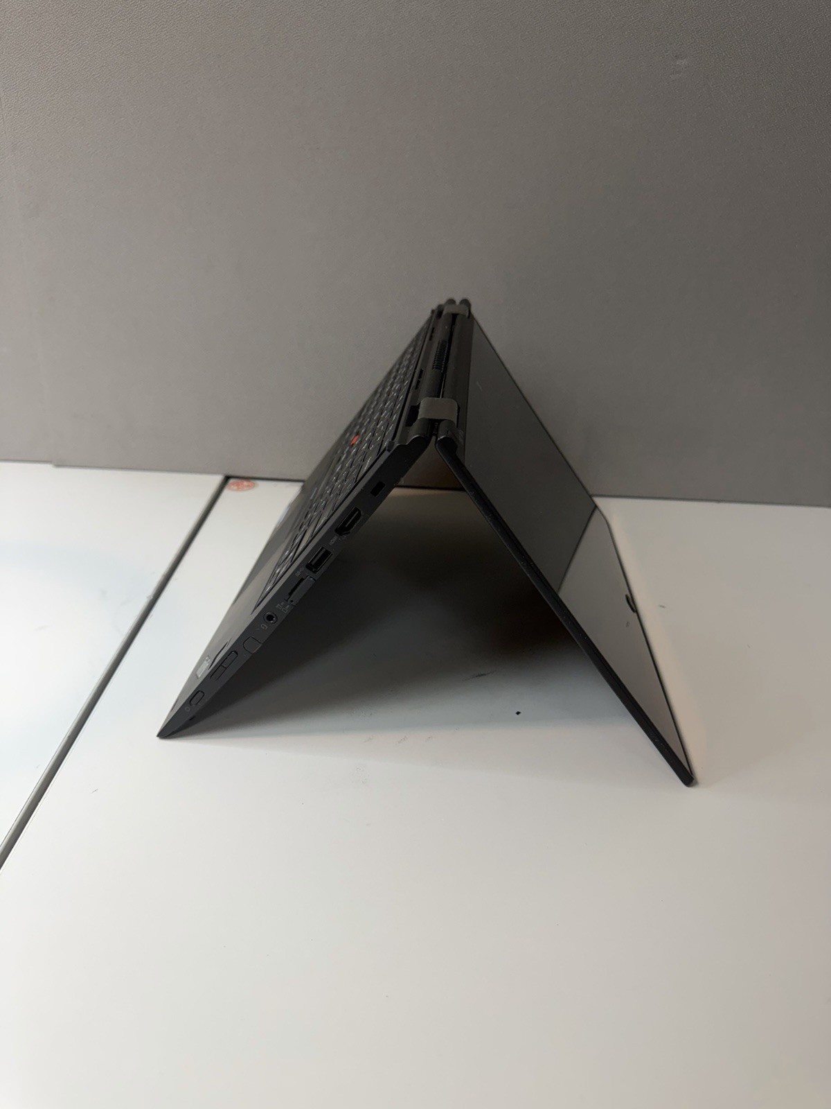 Lenovo ThinkPad Yoga 260 12.5” Touch Laptop i3-6100U 4GB RAM, 128GB SSD +Charger