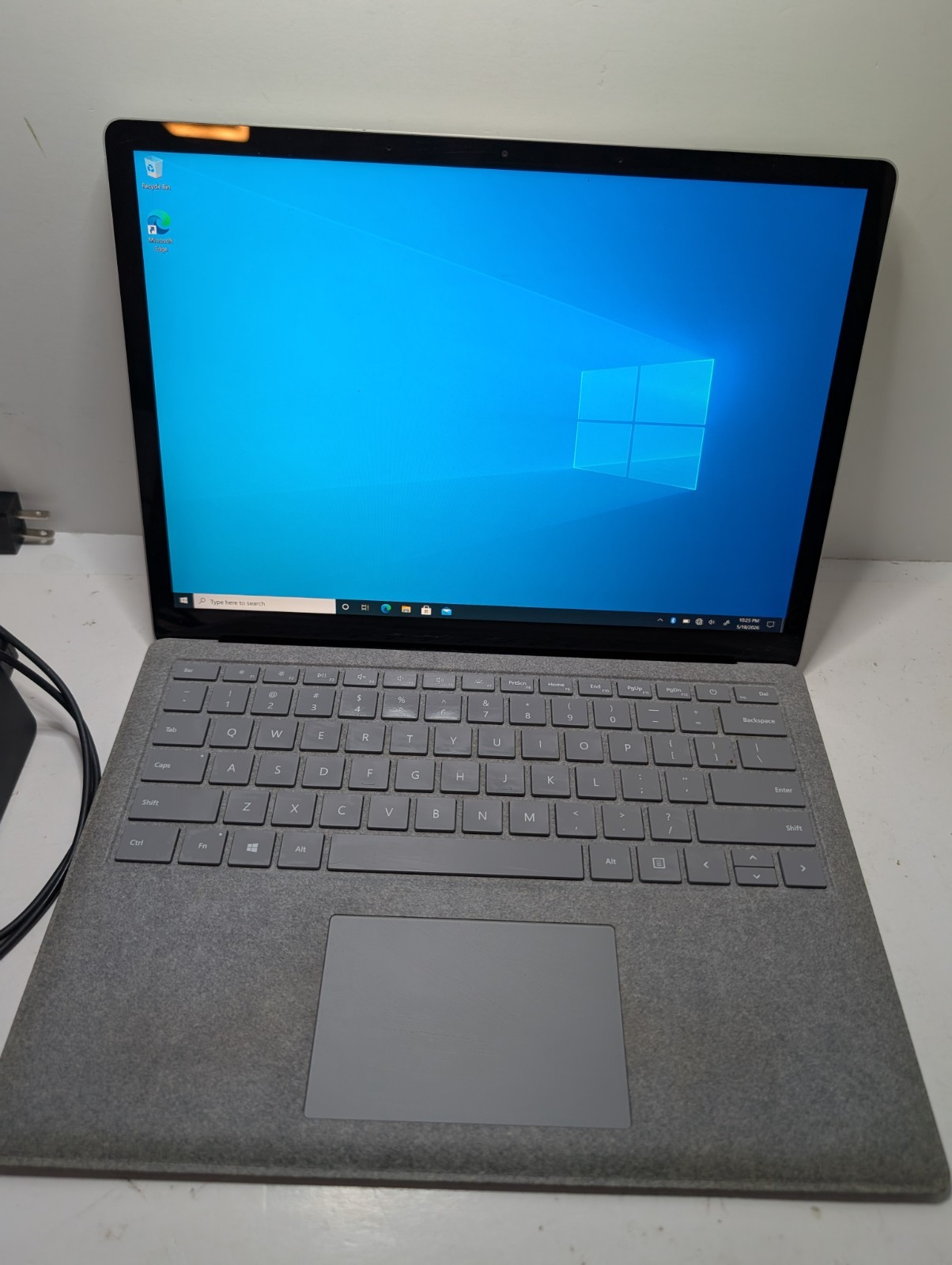Microsoft Surface Laptop 1 13.5″ i5-7200U 2.5GHz 8GB RAM 128GB SSD