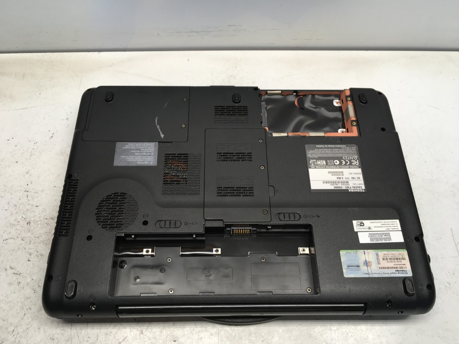 Toshiba Satellite P305-S8996E Intel Core 2 T6400 2GHz 4 GB NO HDD/Battery