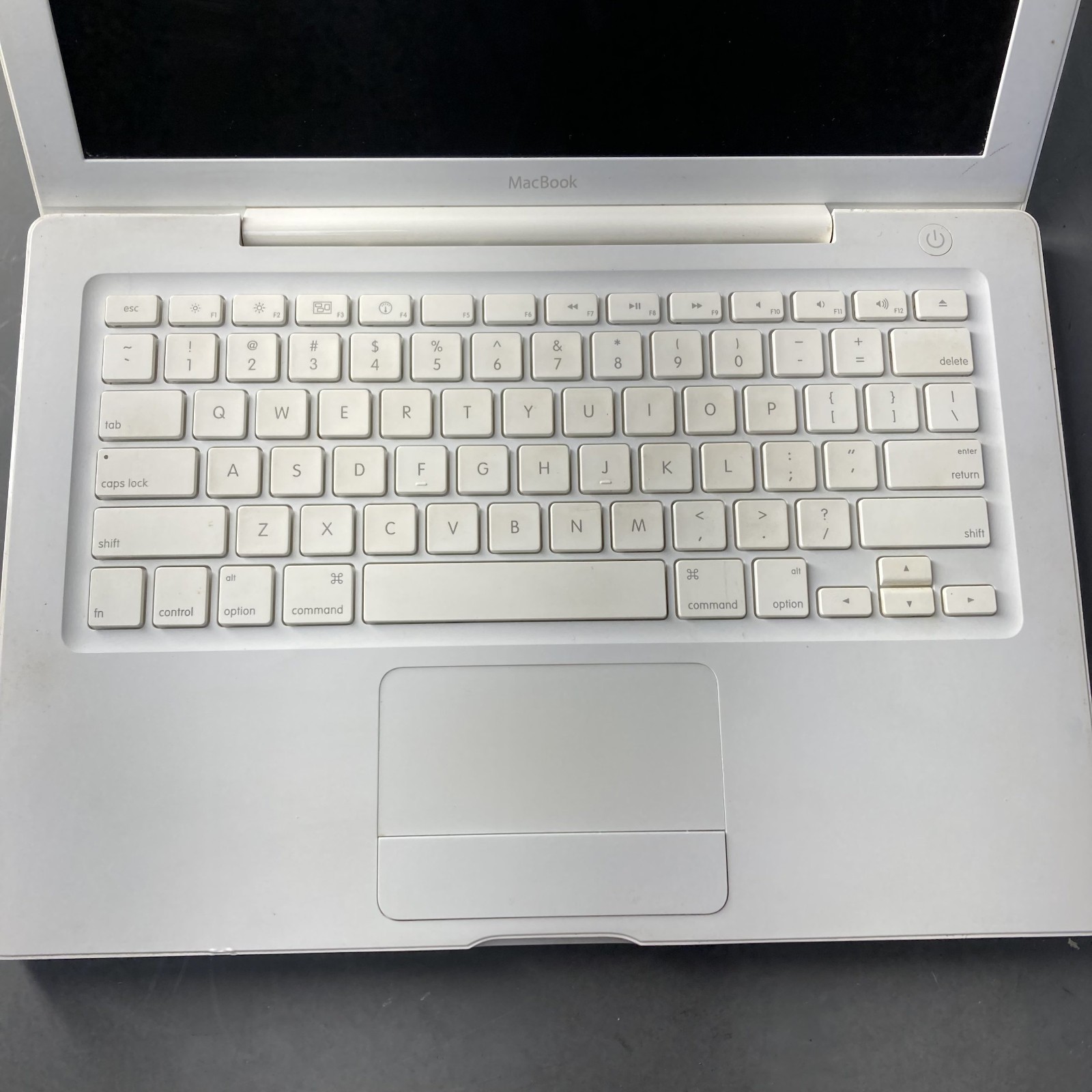 Apple MacBook 13″ Core 2 Duo T8100 2.1GHz 2GB RAM 320GB HDD MacOS X Leopard