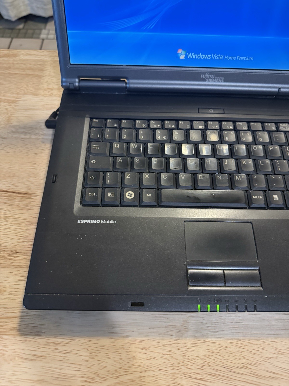 Fujitsu Siemens Esprimo Mobile V5535 Laptop T2370 Windows XP 2GB Needs Reset