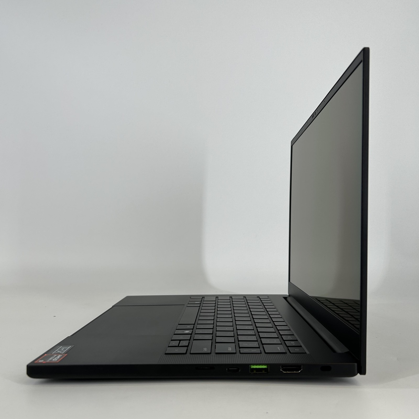 Razer Blade 14 120Hz QHD+ 2025 2.0GHz Ryzen AI 9 365 32GB 1TB RTX 5070 Excellent