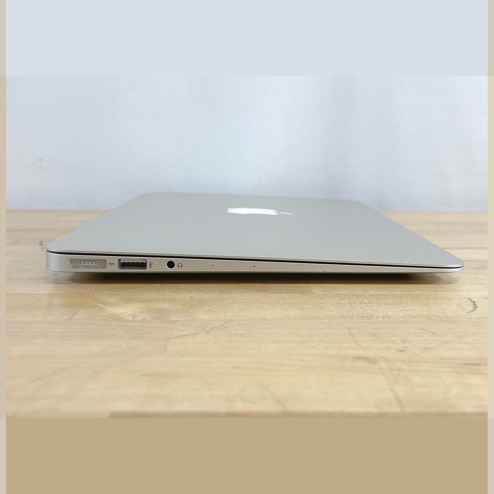 Apple MacBook Air A1465 i5-4250u 1.30GHz 4GB RAM (No Drive)