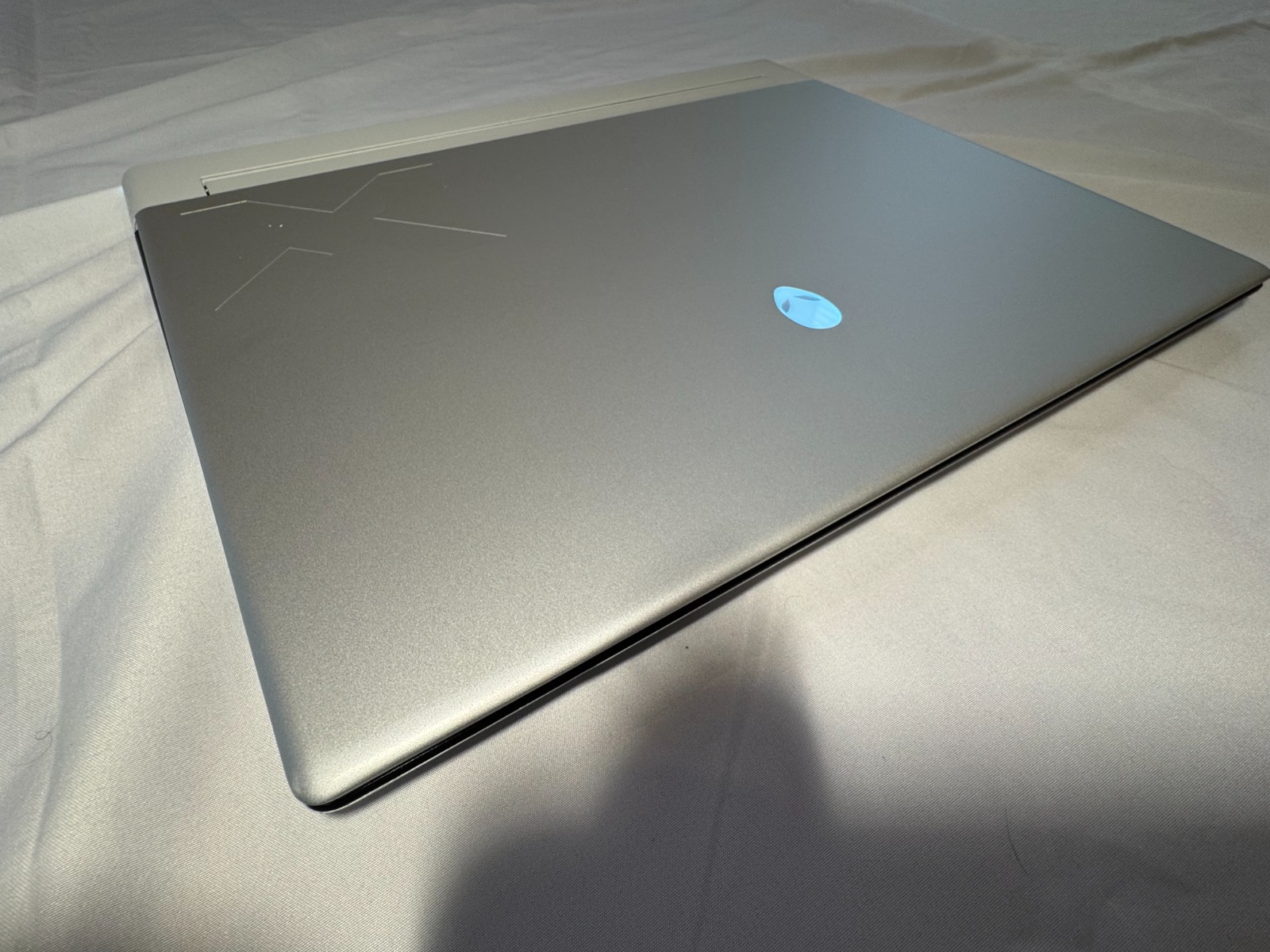 Alienware X16 R2 Silver 240Hz QHD+ 2.3 GHz Ultra 9 185H 32GB 1TB SSD RTX 4080