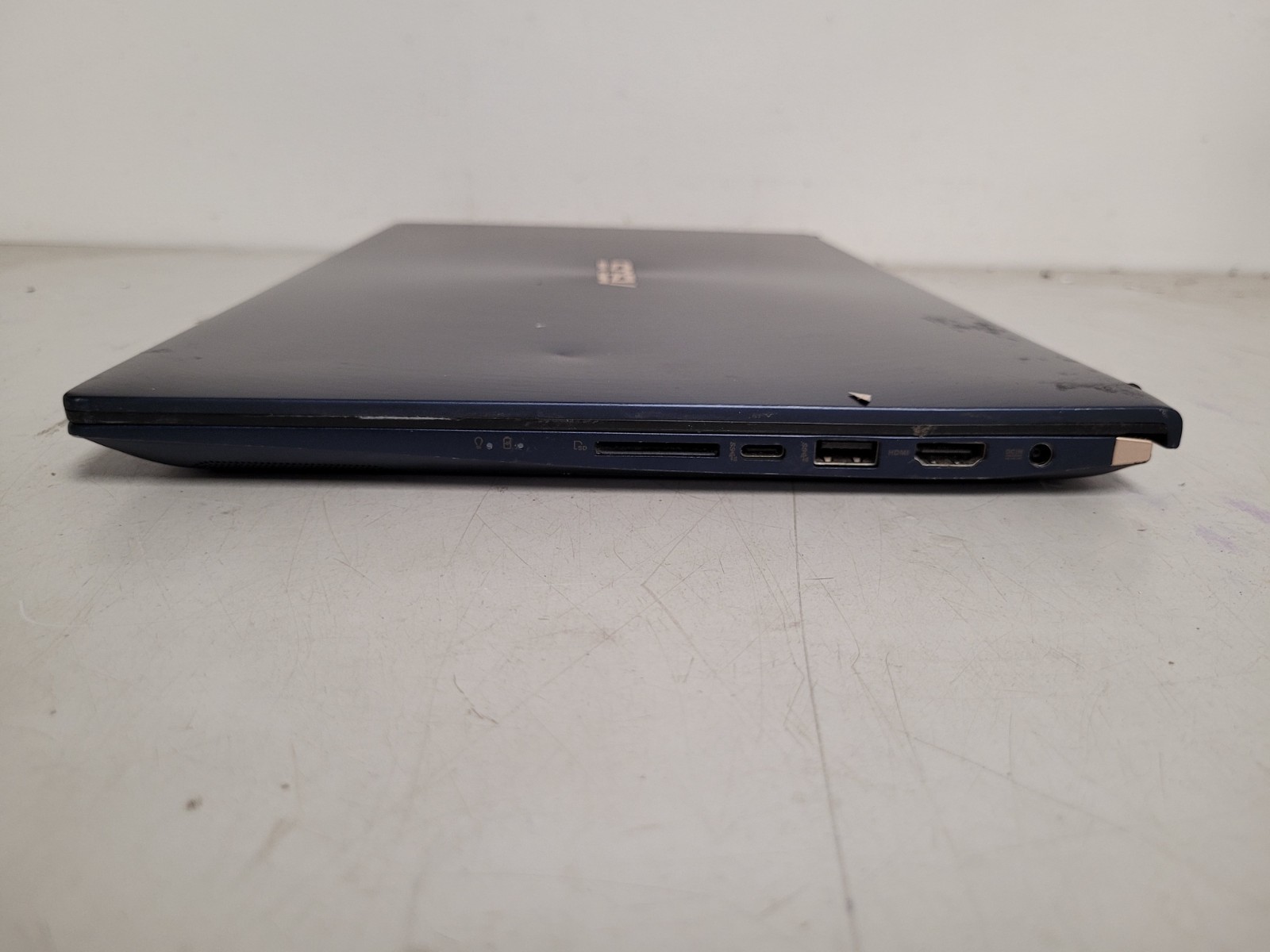 Asus zenbook 15 15.6″ i7-10510u 1.8ghz 16gb onboard ram 256gb ssd read 072882038