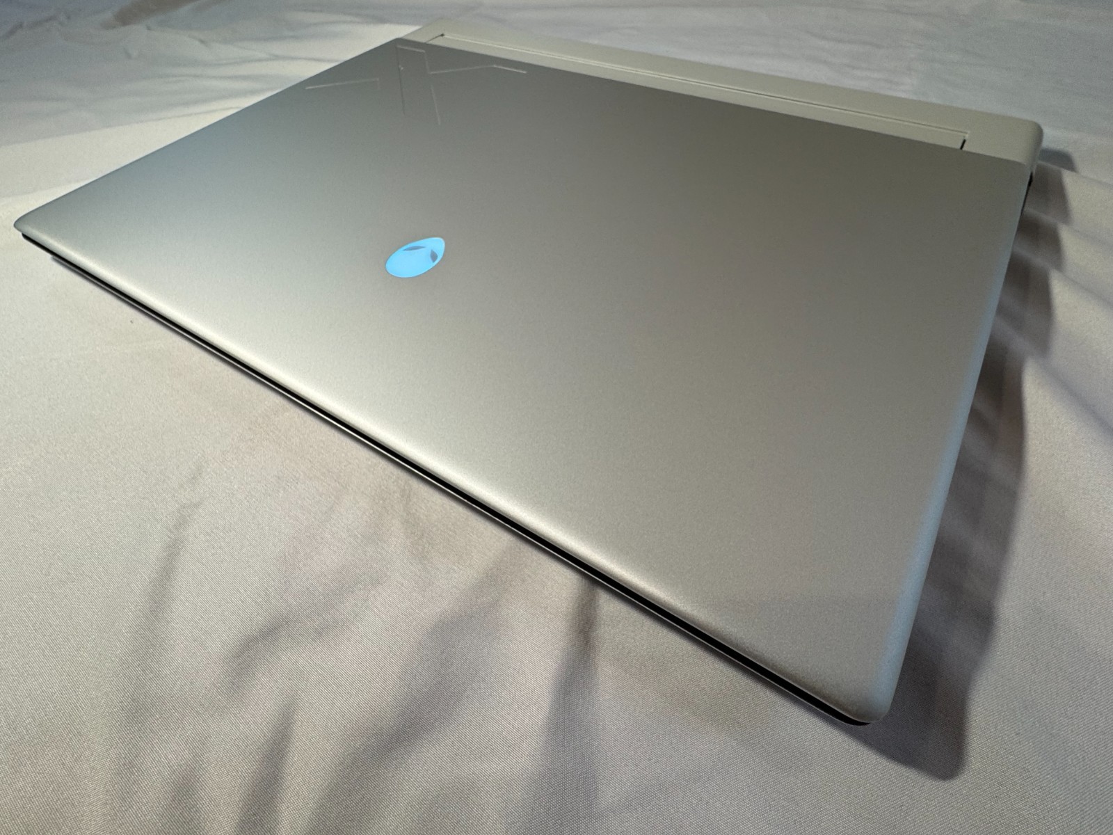 Alienware X16 R2 Silver 240Hz QHD+ 2.3 GHz Ultra 9 185H 32GB 1TB SSD RTX 4080