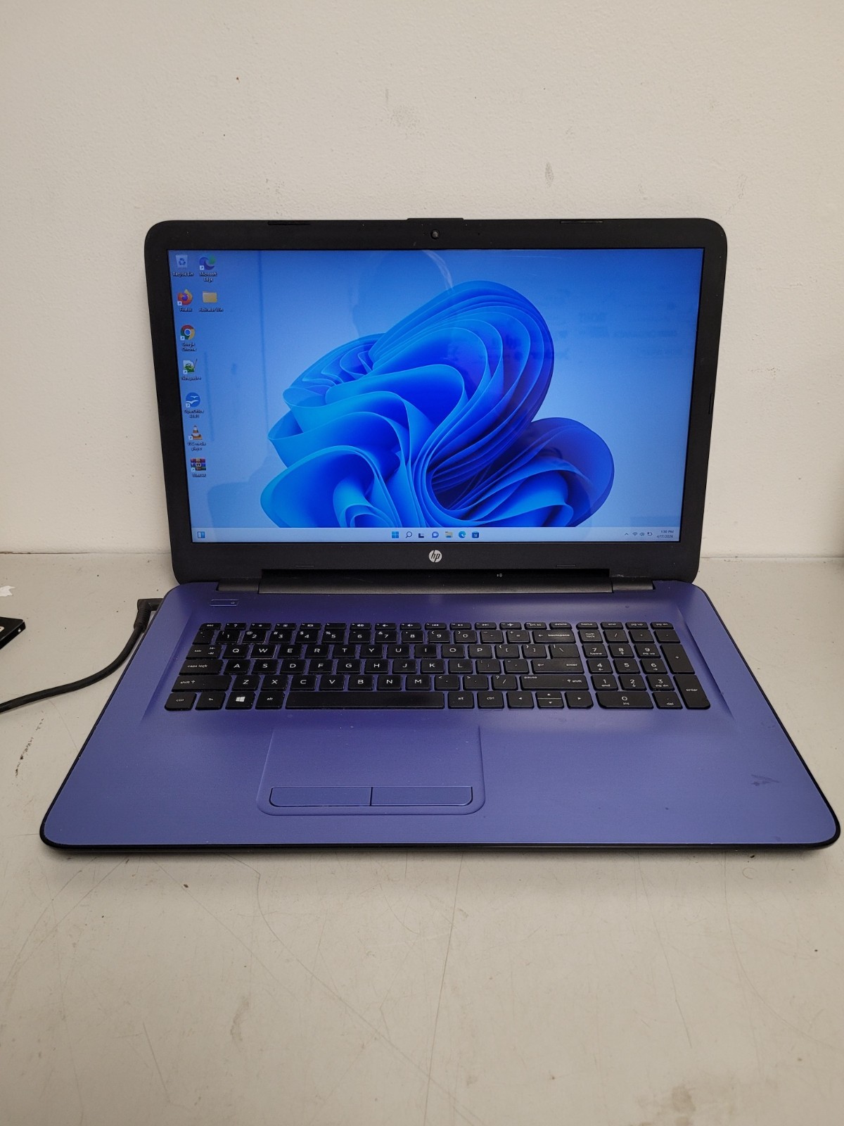 Hp notebook 17-y013cy Radeon A12 9700p 2500mhz 12gb ram 256gb charger*8CG6472F1D