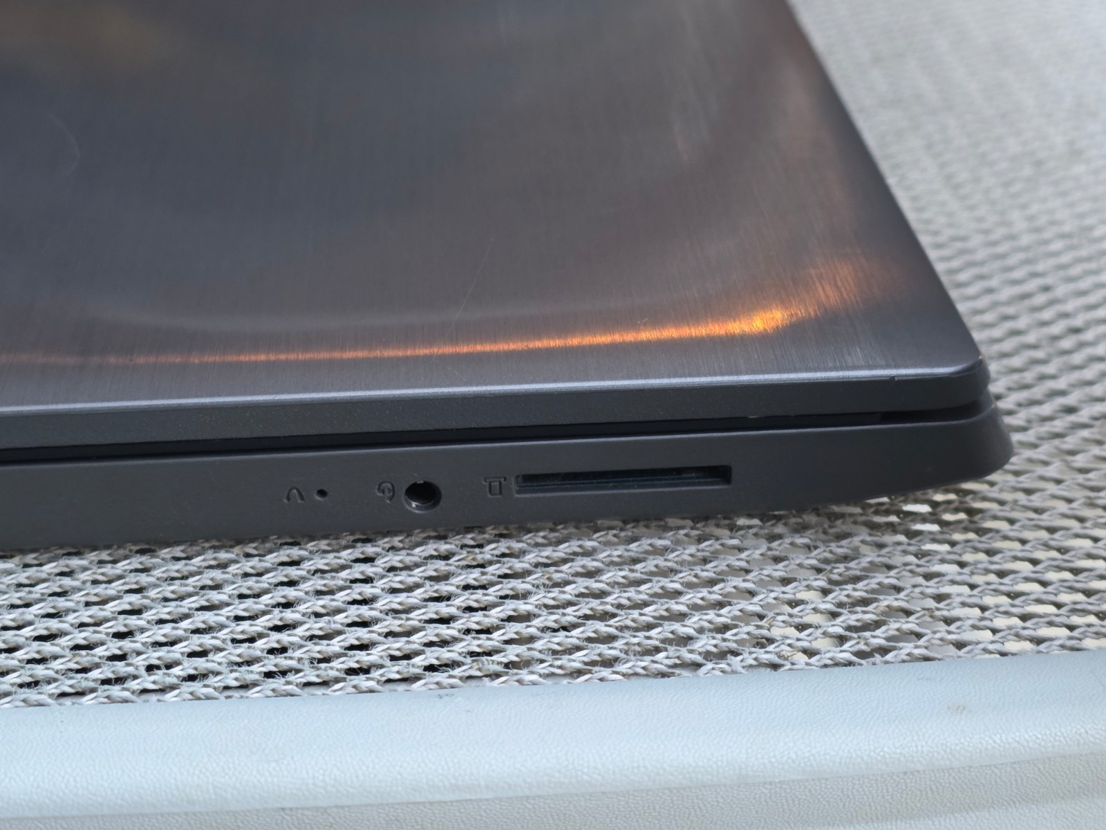 15″ Lenovo V15-IIL 82C5 – i5-1035G1, 8GB, 256GB NVMe M.2 SSD | 1080p Display!!