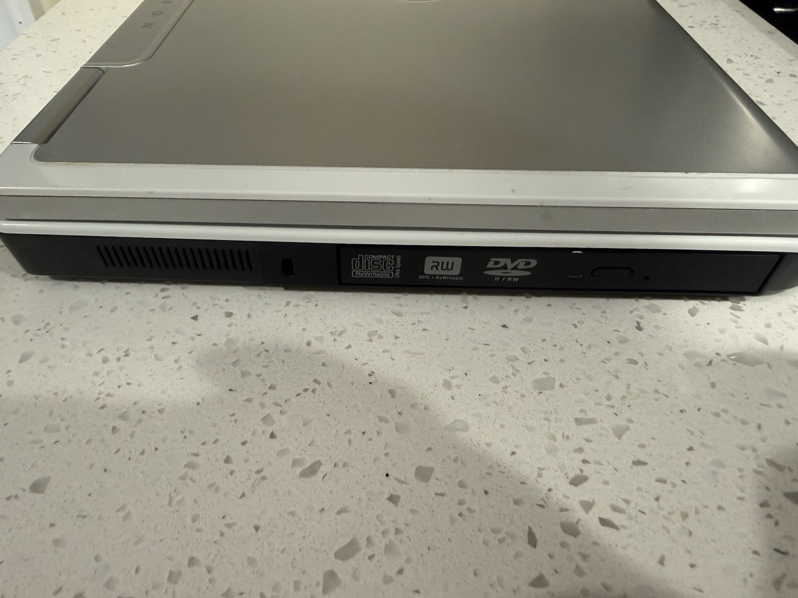 Dell Inspiron 6400 Laptop Intel Centrino 15.4″ Windows XP Media Center Wi-Fi DVD