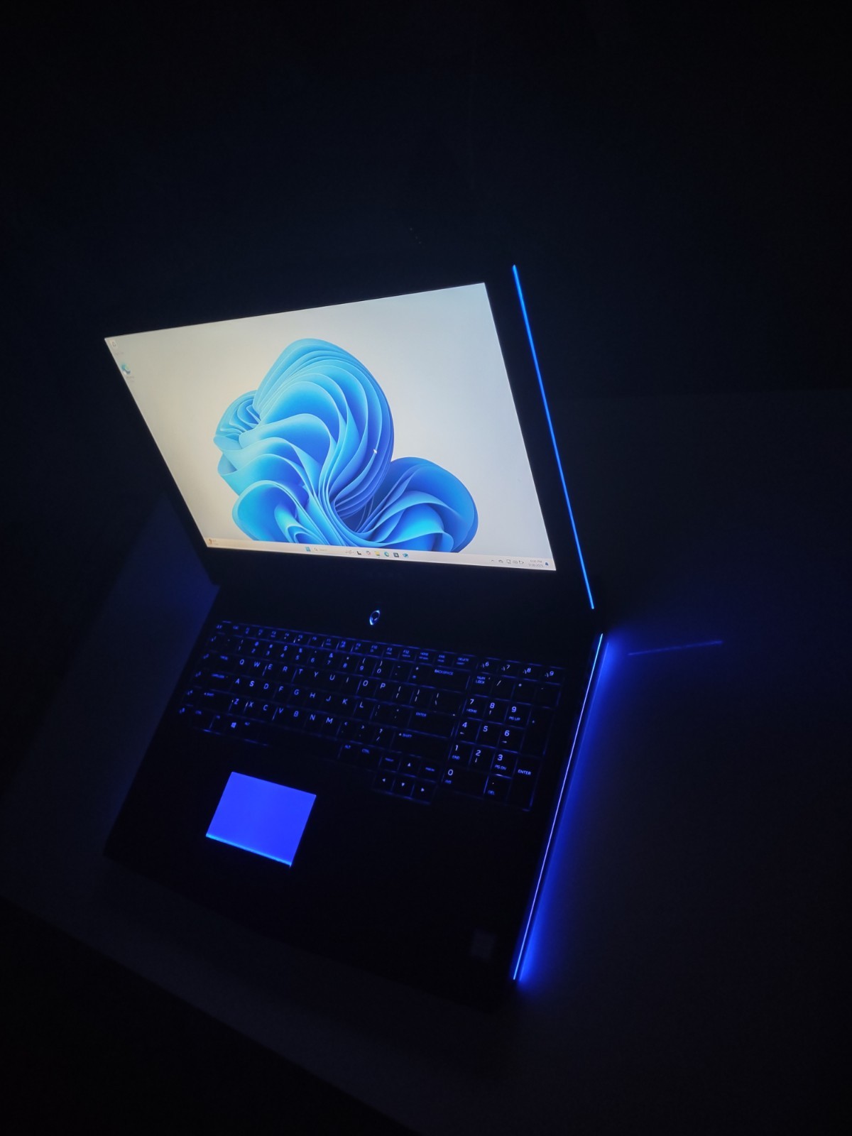 Dell Alienware 17 R4 Gaming 120Hz 2.90GHz i7-7820HK 16GB 1TB HDD GeForce GTX1080