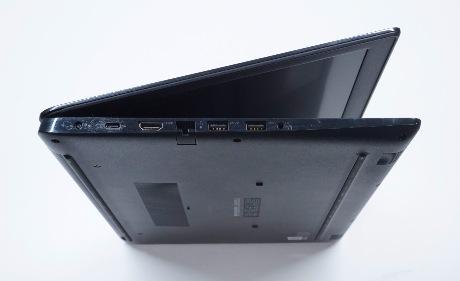 Dell Latitude 3500 Core i7-8565U @1.80GHz 8GB RAM 256GB SSD MX130 FHD (No OS)