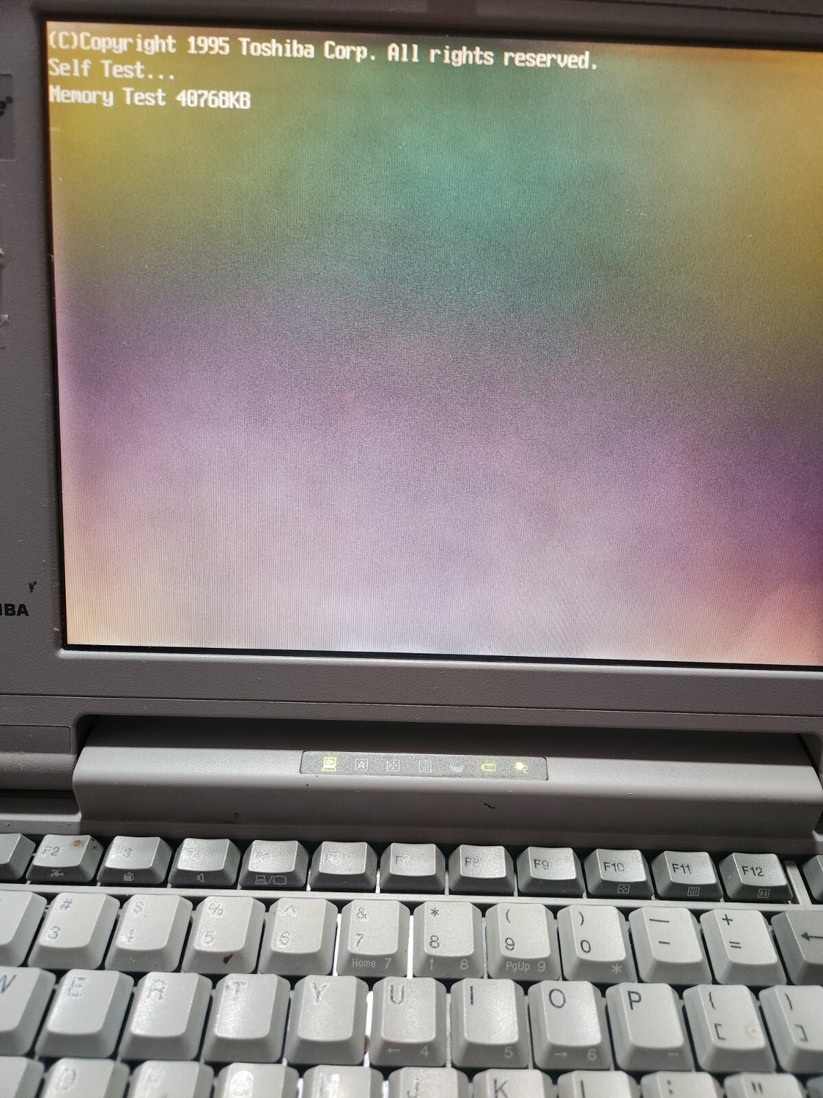 1995 Toshiba satellite loptop 100CS TURNS ON !!!