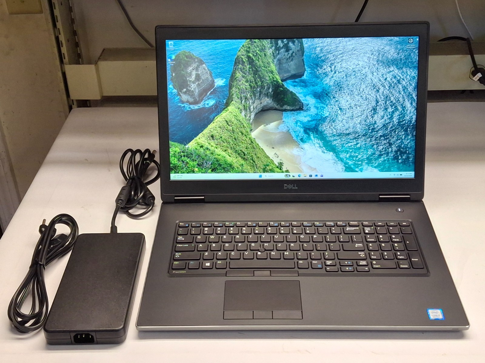 Dell Precision 7730 17.3″ Intel i7-8850H 16GB DDR4 256GB SSD WX 4150 Pro Win11P