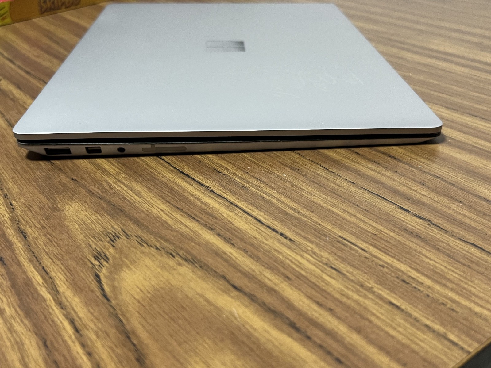 Surface Laptop 13.5″ 1769 (256GB SSD, Core i7-7660U, 2.50GHz, 8GB) Touch screen