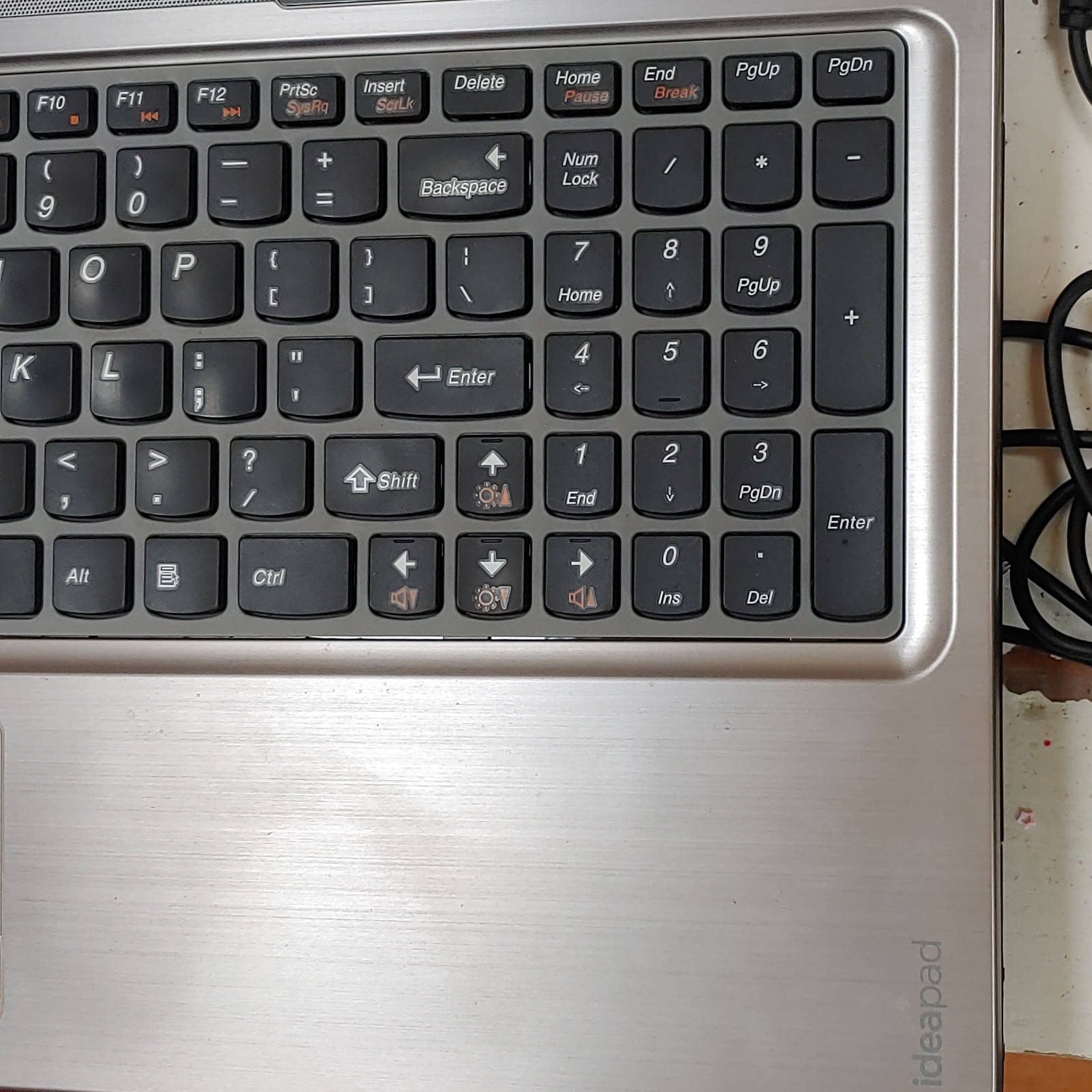 Lenovo IdeaPad Z560 15.6″ Laptop Intel i3 M380/2.53GHz/4 GB RAM/320GB HDD/Win 7