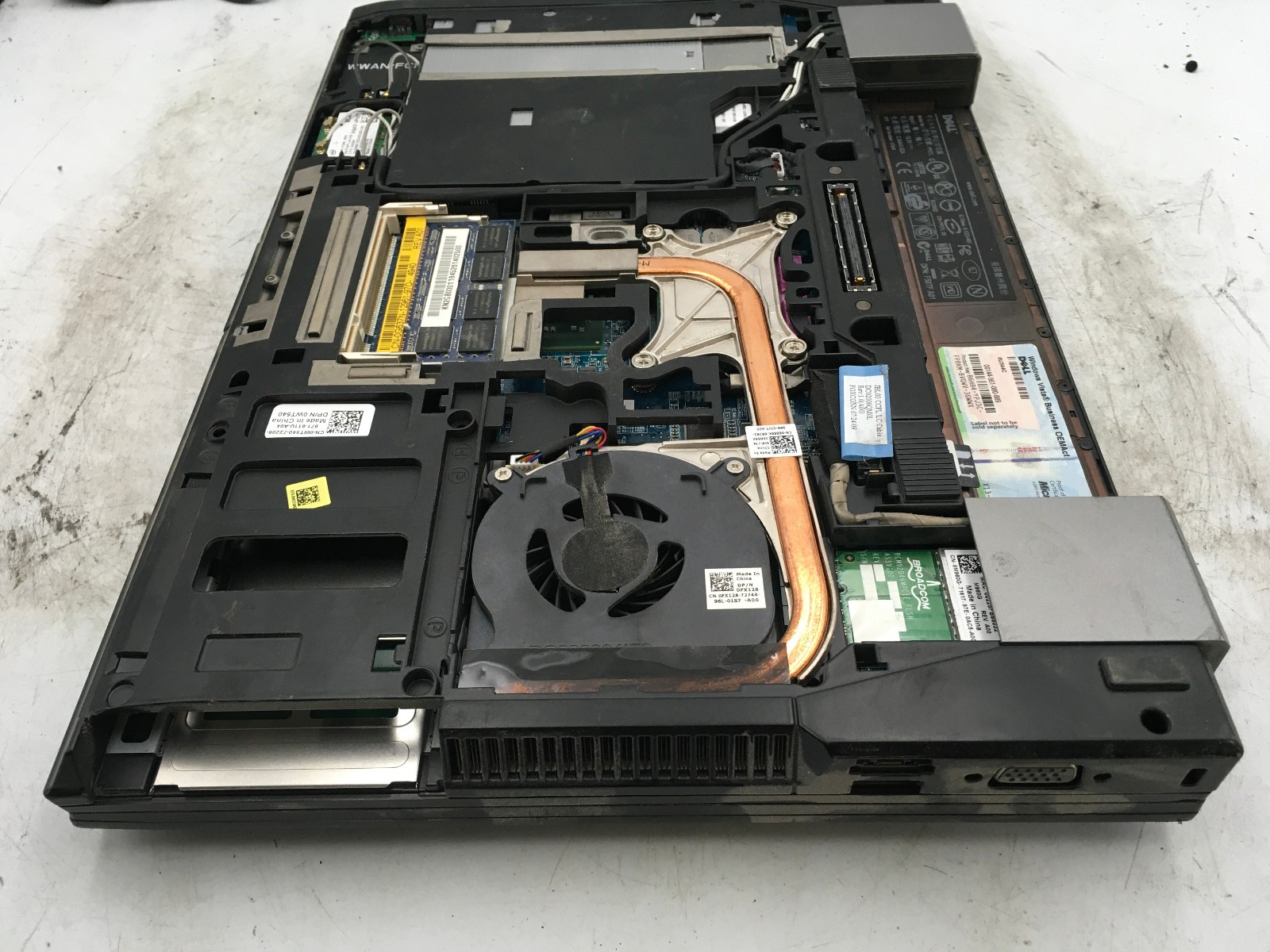 DELL LATITUDE E6400 – BOOTS TO BIOS- INTEL CORE 2 DUO – 2GB RAM – 14″ – READ -BB