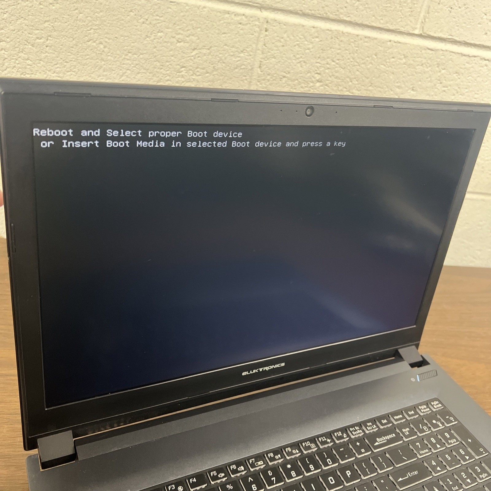 Eluktronics Eluktro Pro N870HP 17.3″ Core i7-7700HQ 2.8GHz Laptop – Barebones