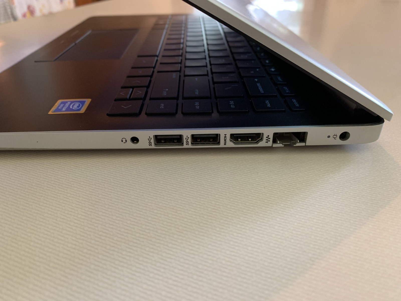 HP 14-cf1010dx Touch-Screen LAPTOP Pentium Gold 4GB RAM WIN 11 Pro 64GB SSD