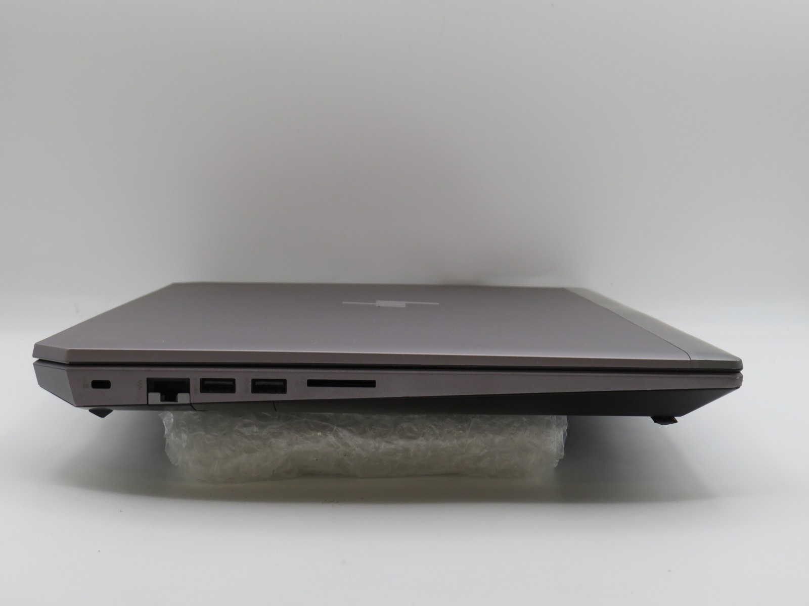 HP ZBook Studio G5 | i7-8750H | 16GB DDR4 | P1000 | 15.6″ l 256GB M2 | Win 11