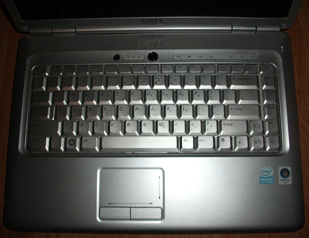 DELL Inspiron 1525 Laptop Boots To Windows 7; Comes with Charger; 2GB RAM, T3200
