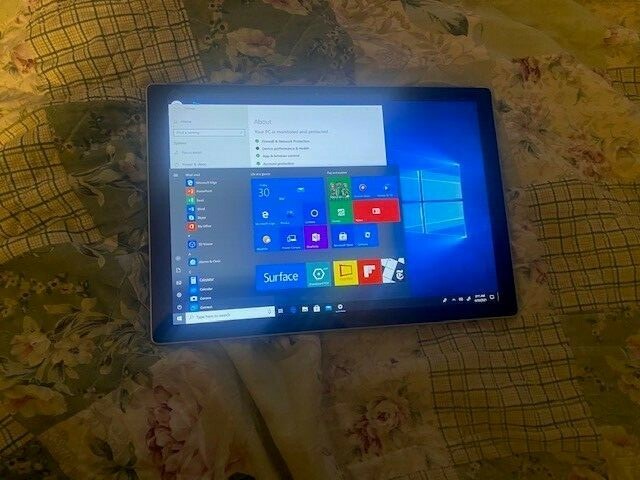 Microsoft 1724 12.3″ (256GB, Intel Core i5 6th Gen, 2.4GHz, 8GB) Laptop – Silver