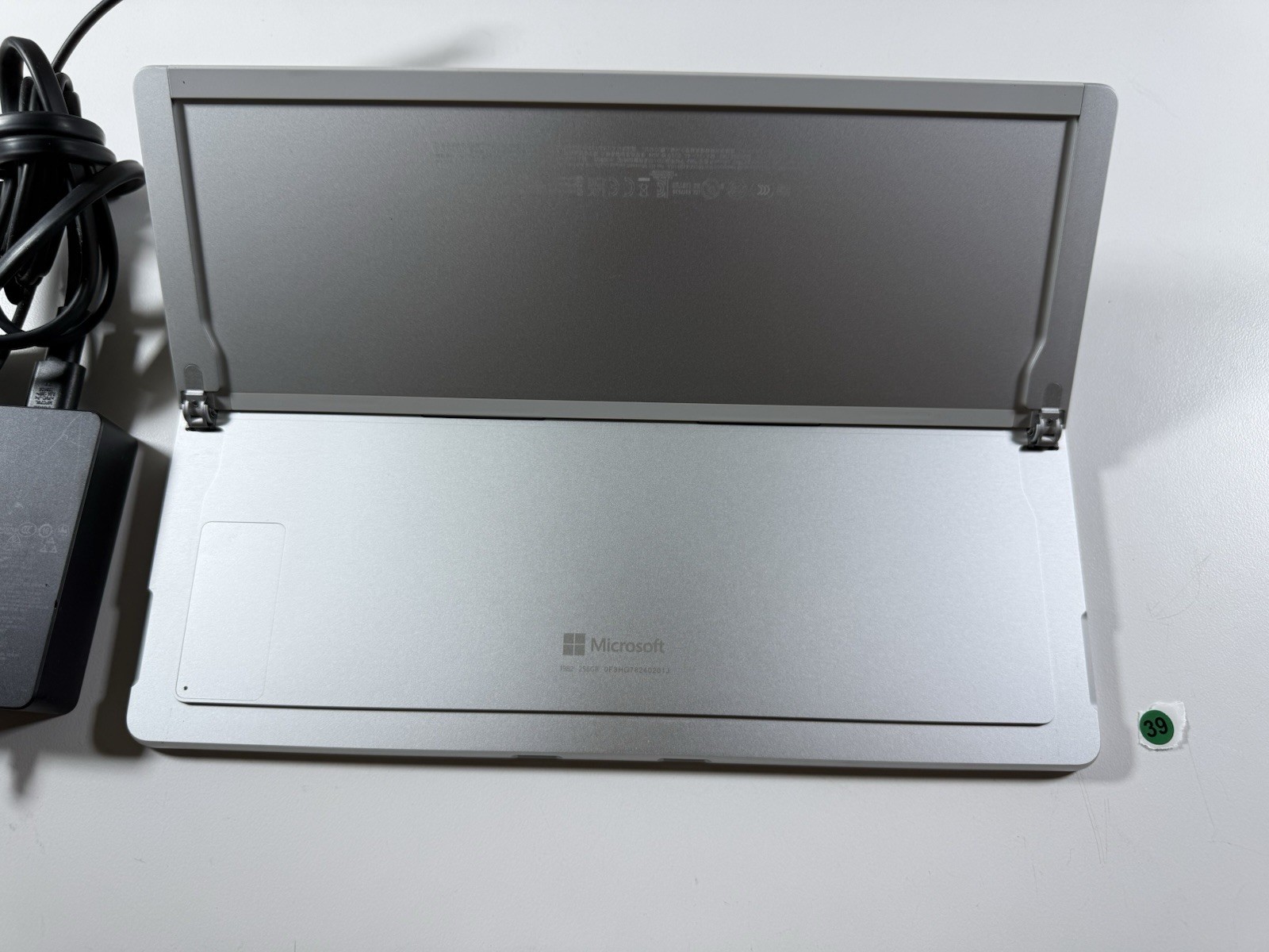 Microsoft Surface Pro 8 (1982) i5-1145G7 – 16GB RAM – 256GB 120Hz – Win 11 Pro