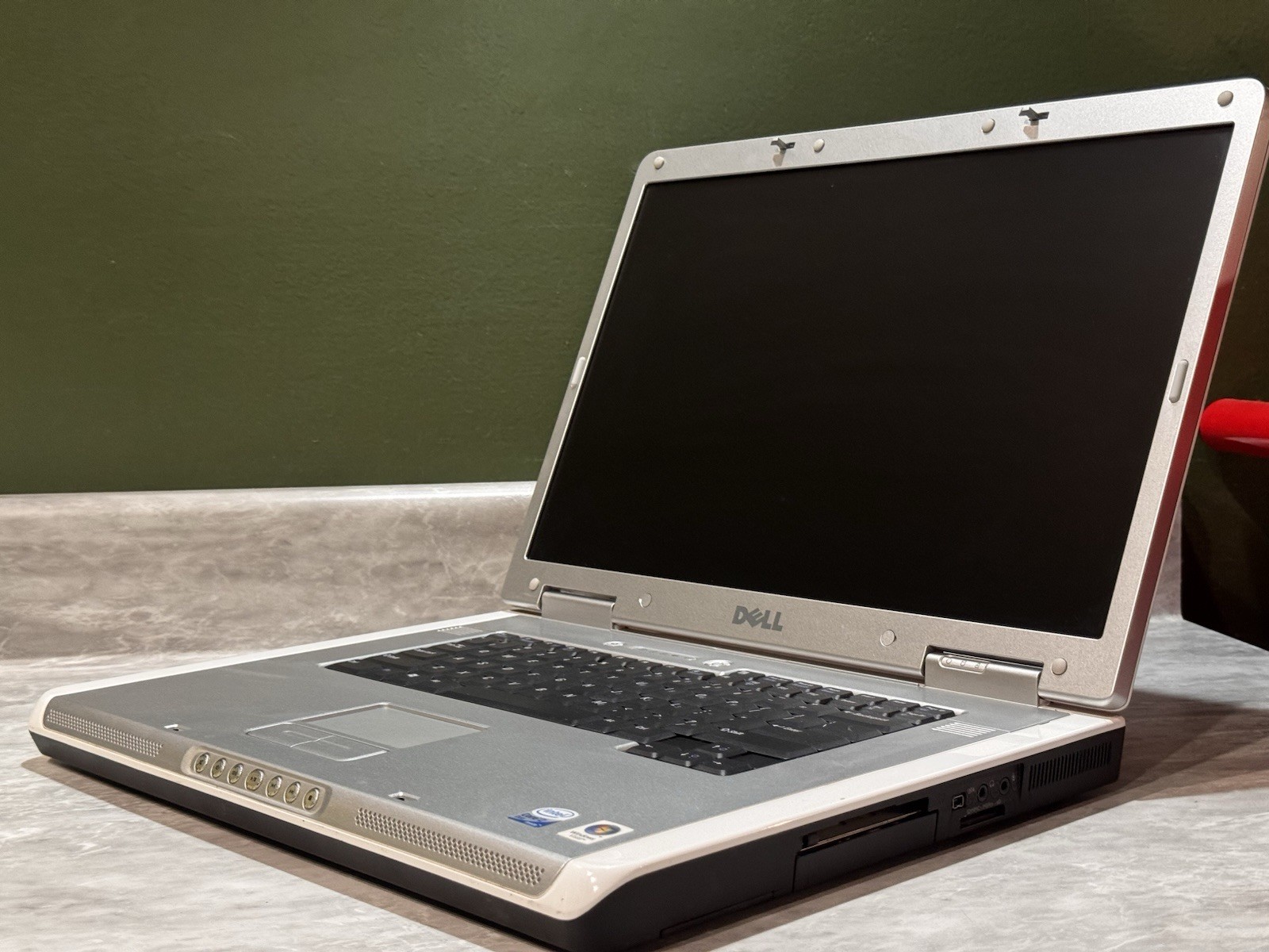 Dell Inspiron E1705 Laptop Intel C2D T7200 2GHz 2gb RAM 120gb HDD Windows XP