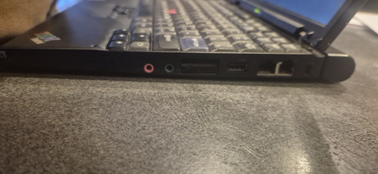 IBM ThinkPad X40 12.1 Pentium M 1.50GHz Linux 40GB HDD Charger WITH X4 Ultrabase