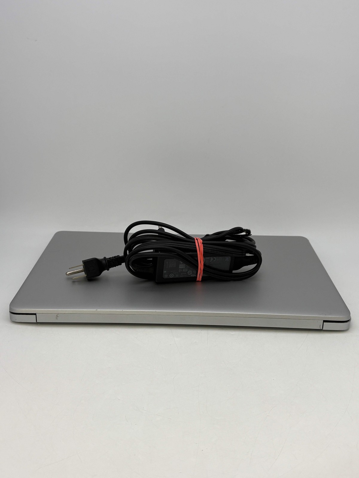HP 15-DW007NR Intel Core i7-8565U 8GB RAM 512GB SSD – Cracked plastic bezel