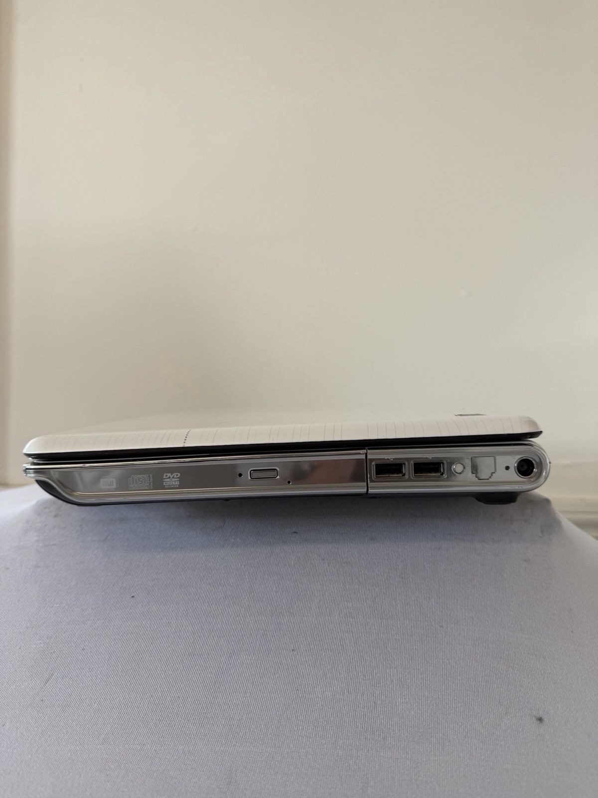 HP Pavillion dv4-2145dx Laptop – Good Screen – RAM 4 GB – Read Des