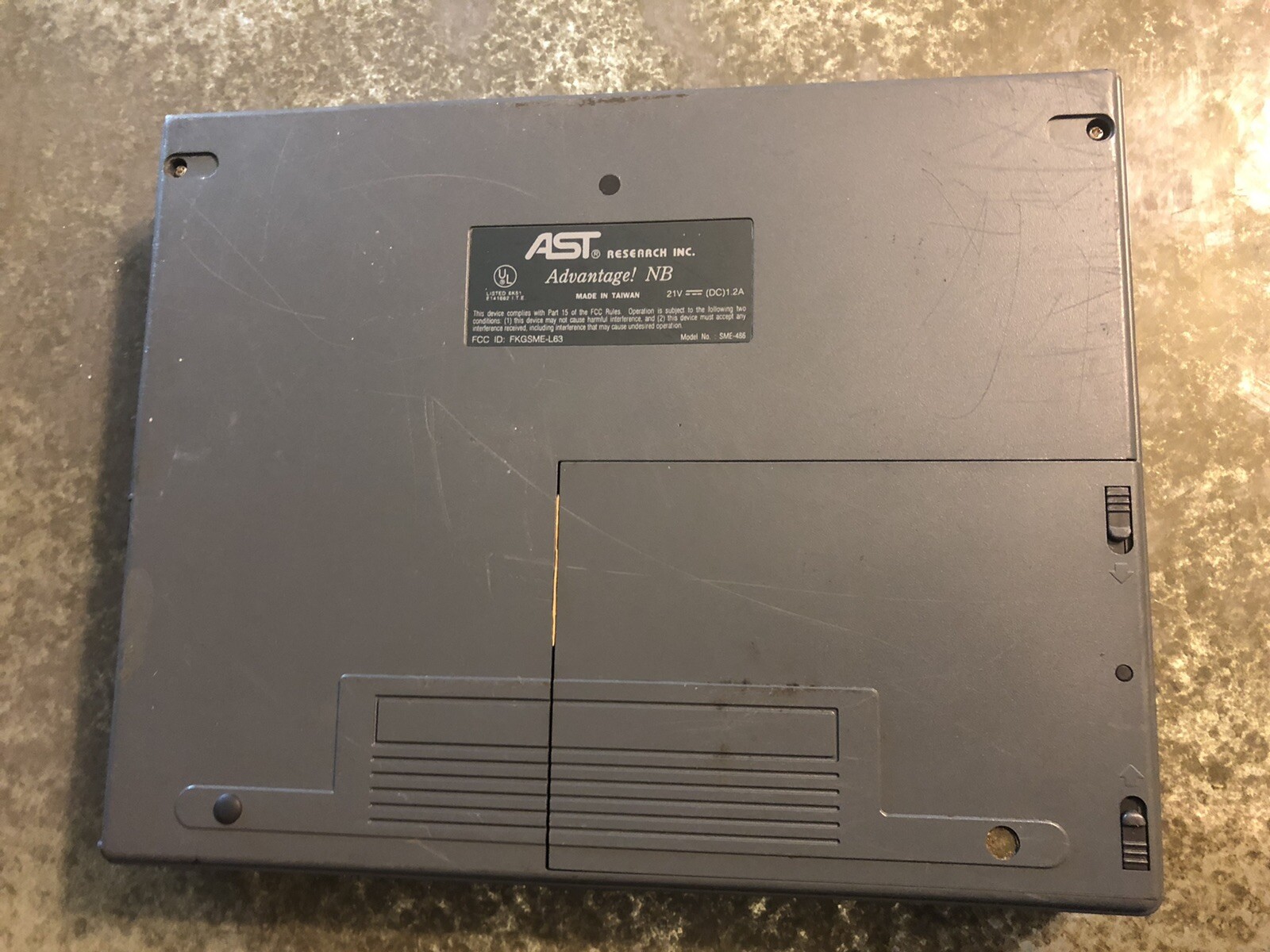 AST Advantage! NB 486SX/33 33MHz 4MB 0HD Mono LCD Screen Power Supply NO OS VH1